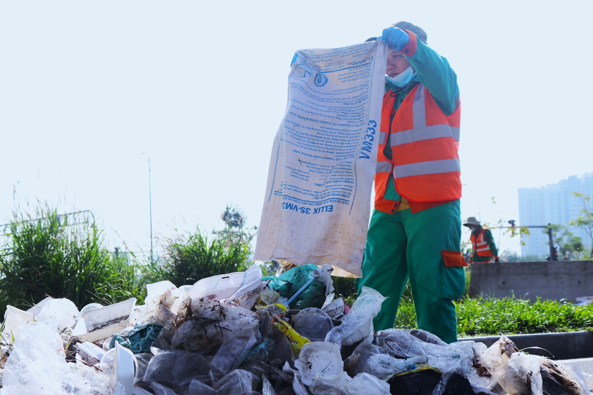 Vat va thu gom hang tan rac tai Khu do thi moi Thu Thiem hinh anh