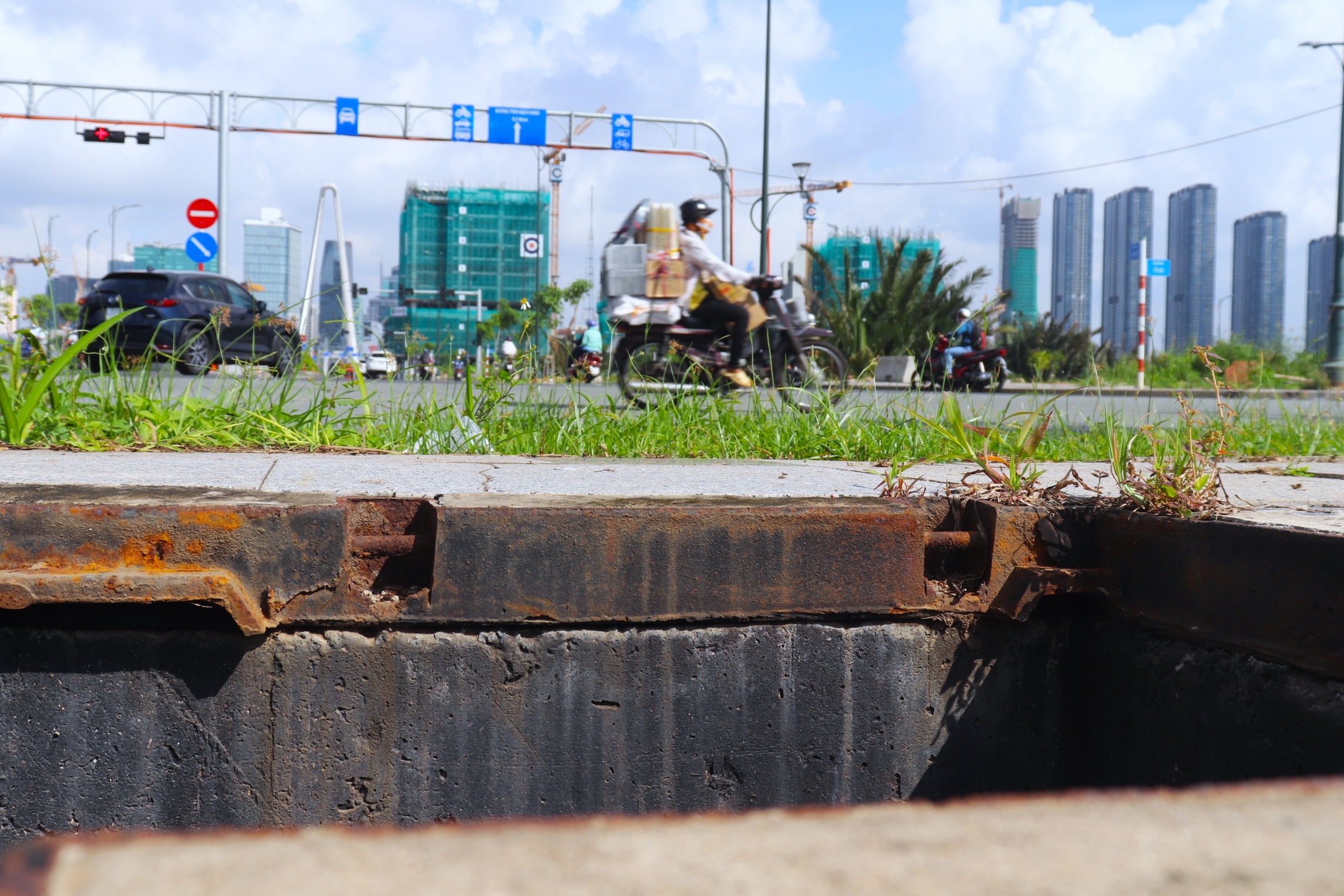 Cong an dieu tra viec hang loat nap ho ga tai TP.HCM bi mat hinh anh