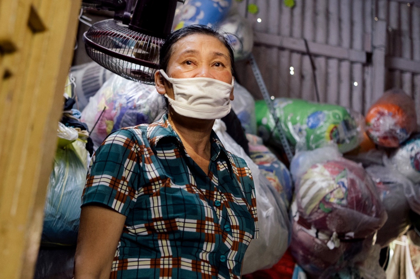 Nguoi lao dong o TP.HCM chat vat trong 'bao gia' hinh anh