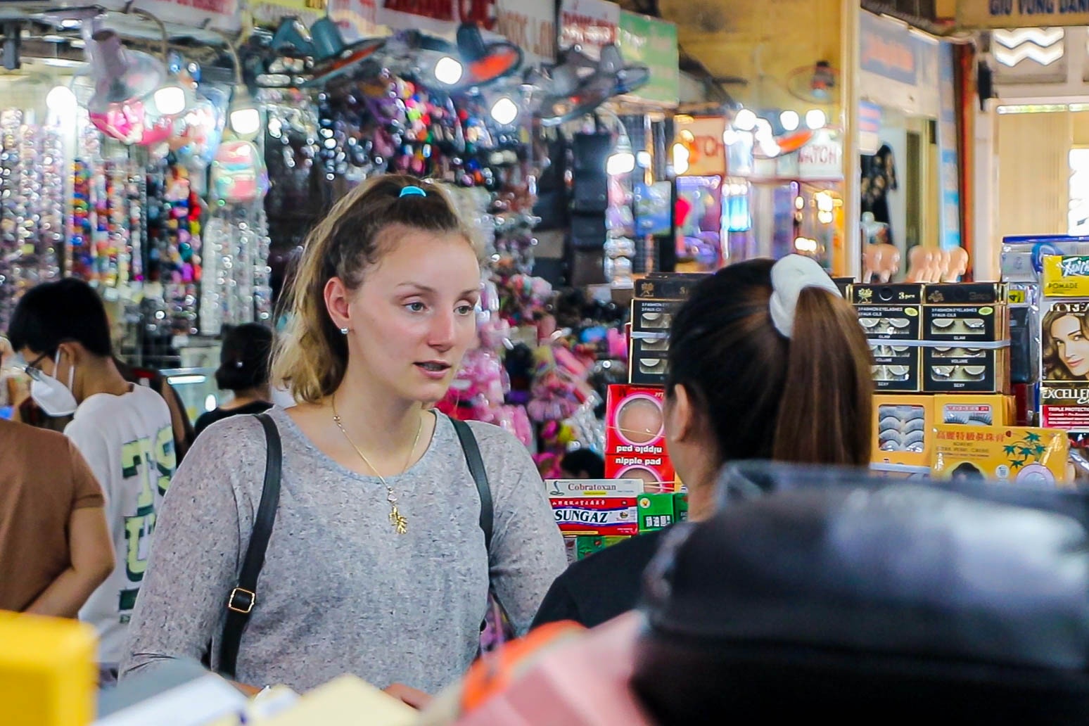 Cho Ben Thanh nhon nhip khach quoc te tro lai hinh anh