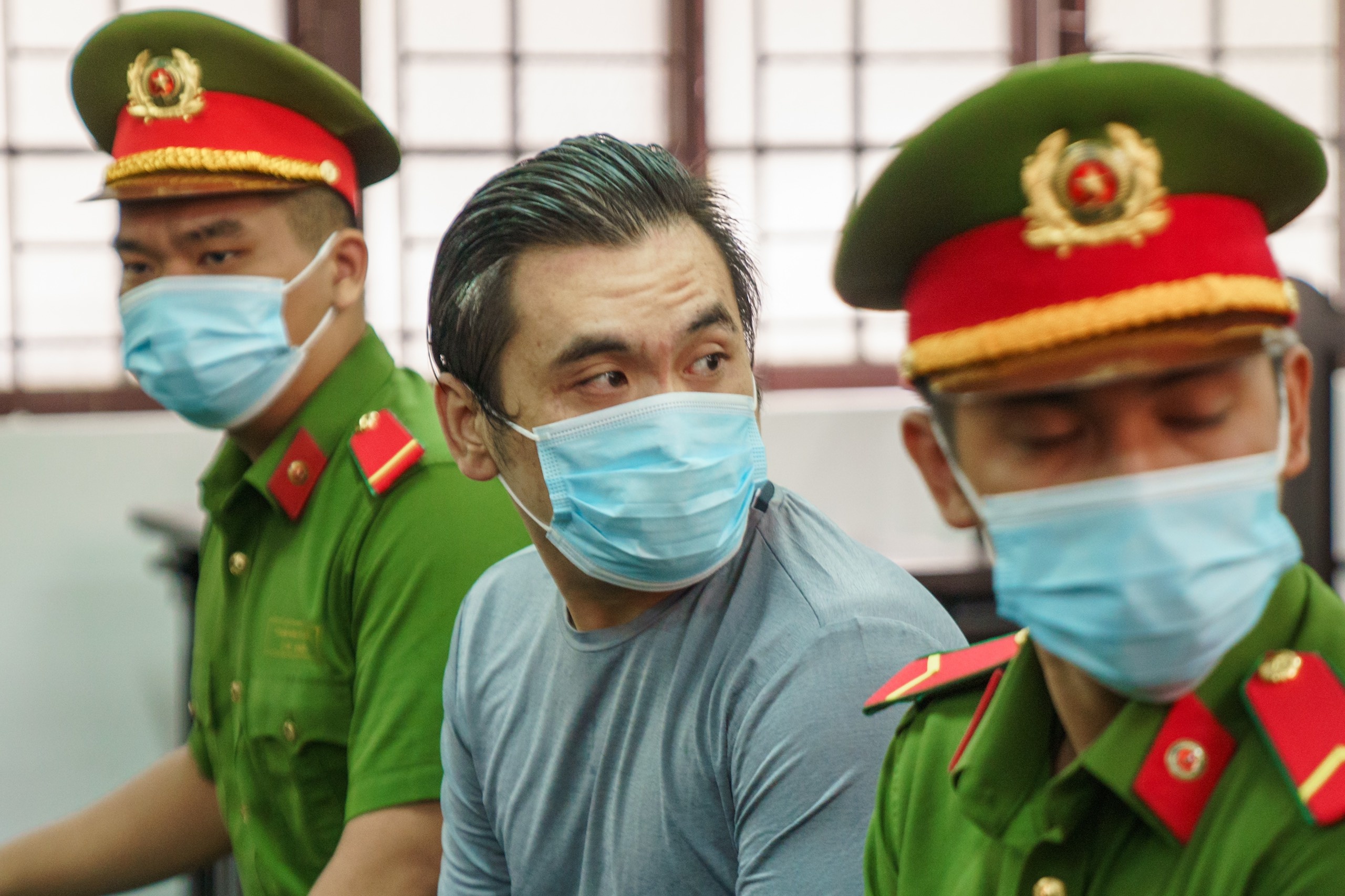 Mo lai phien xu tai xe xe Mercedes tong nu tiep vien hang khong hinh anh