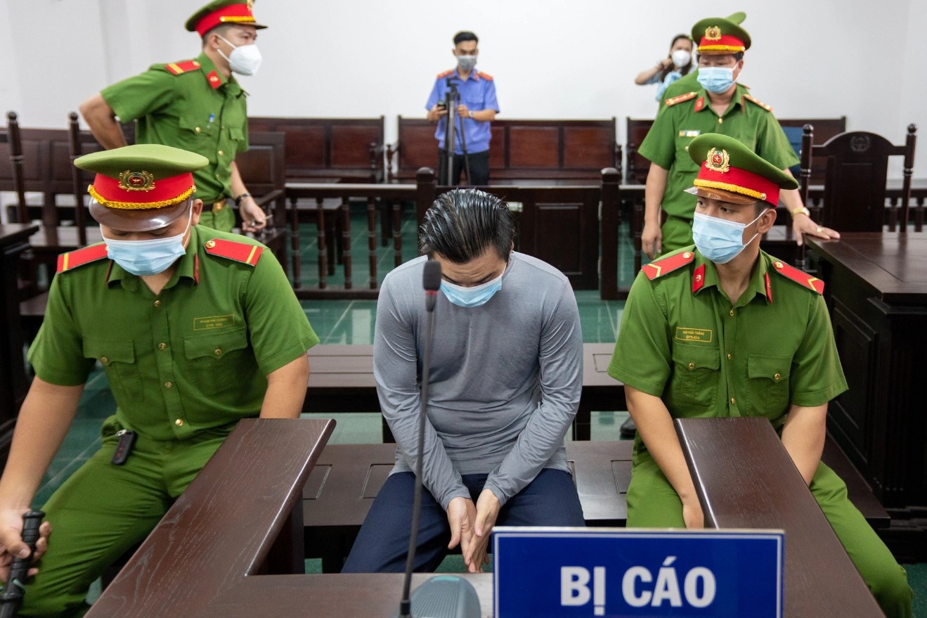 Tong nu tiep vien hang khong, tai xe Mercedes bi de nghi 6-7 nam tu hinh anh