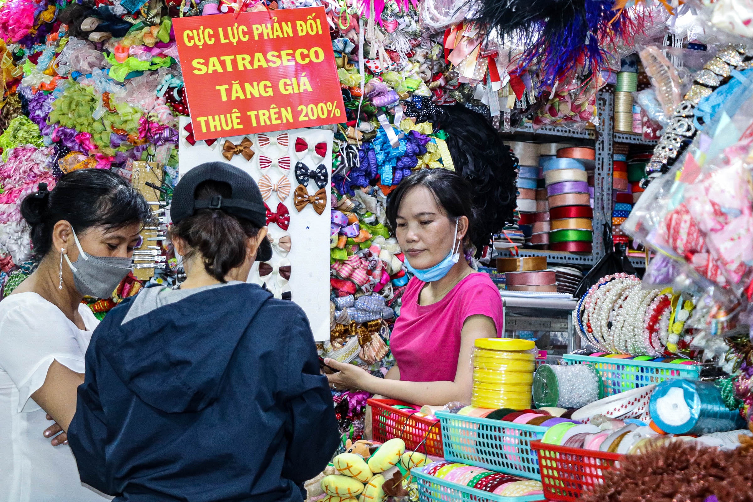 Tieu thuong cho Dai Quang Minh loay hoay ban hang trong bong toi hinh anh