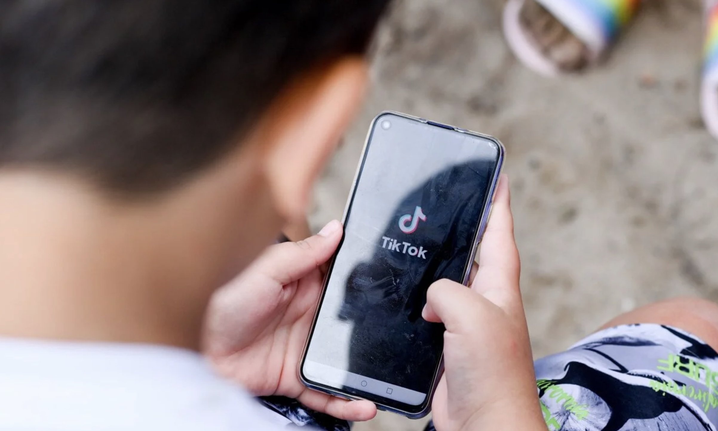 Cha me o TP.HCM: 'Con nghien xem TikTok, lay dien thoai di la khoc' hinh anh