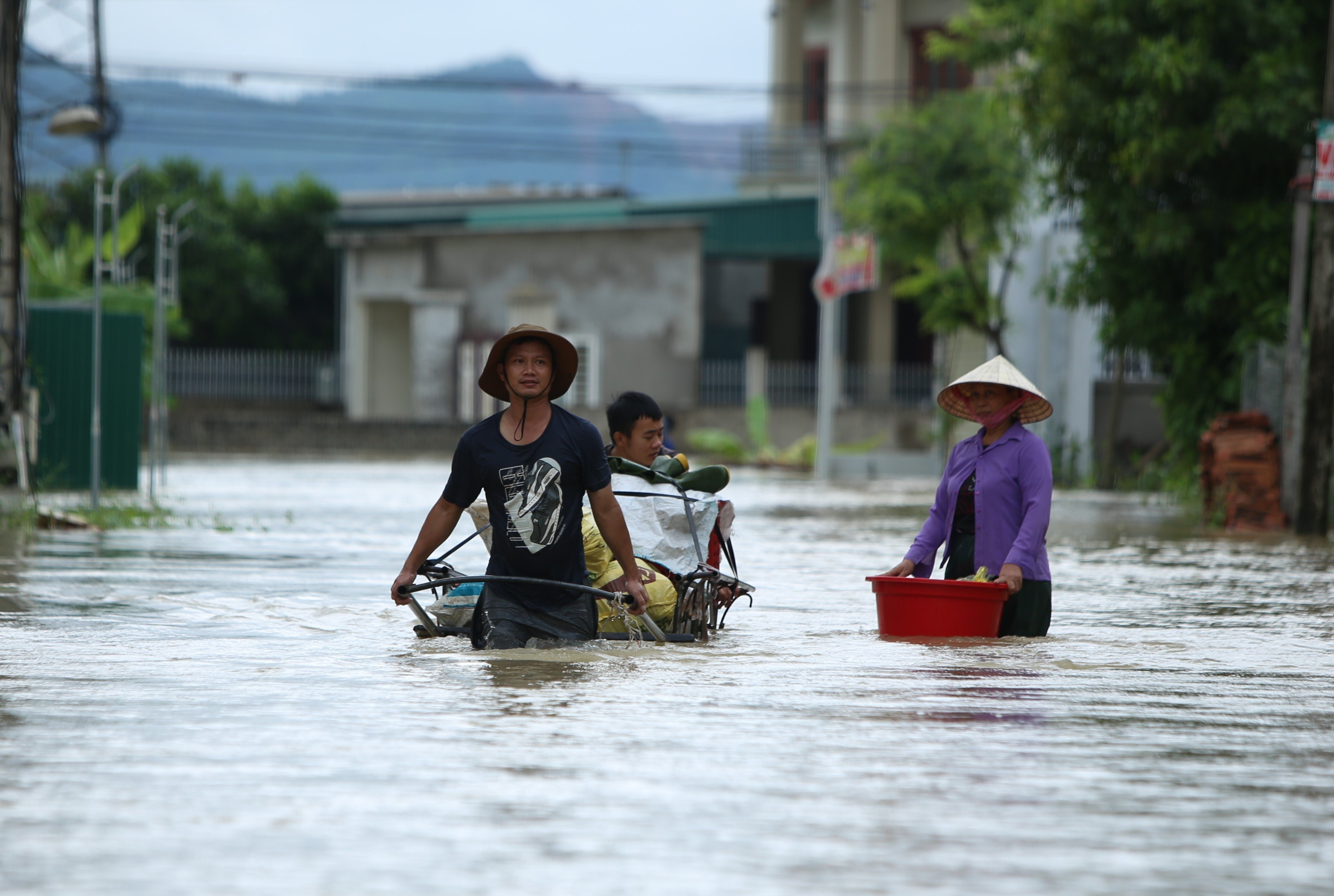 Quynh Luu ngap trong bien nuoc, nguoi dan kho so chong choi hinh anh