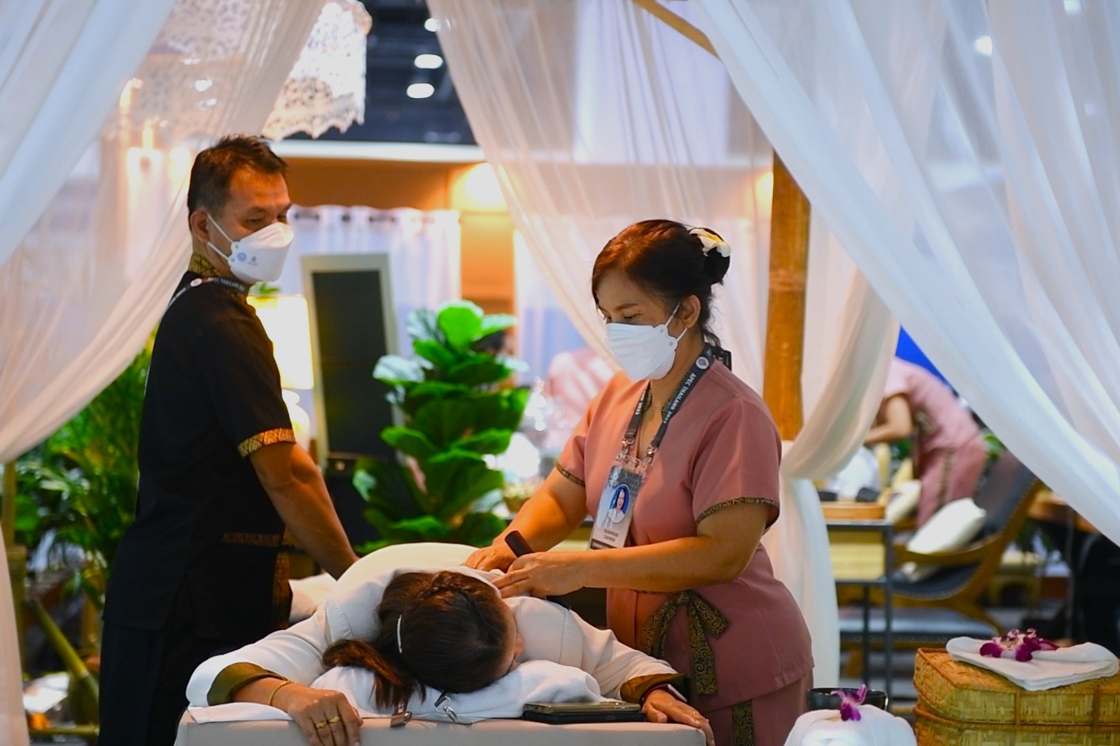 Thai Lan gioi thieu massage truyen thong tai Trung tam Bao chi APEC hinh anh