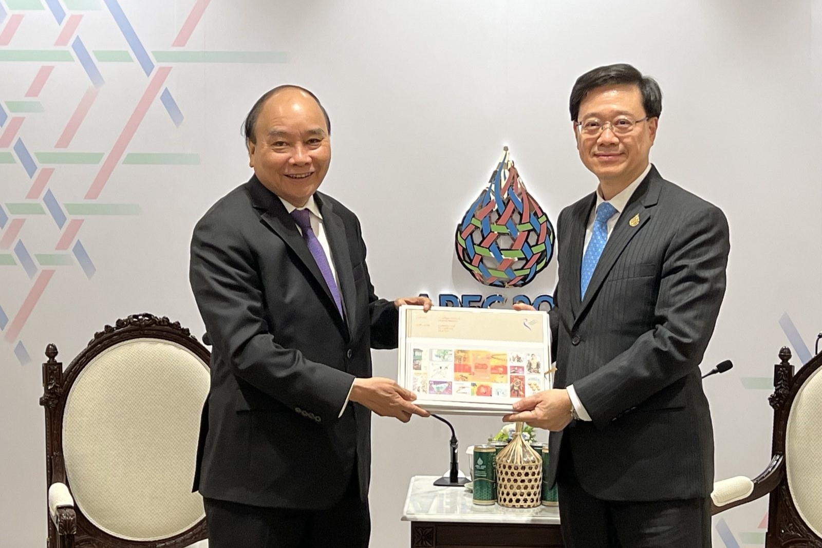 Chu tich nuoc Nguyen Xuan Phuc gap go cac lanh dao ben le APEC hinh anh