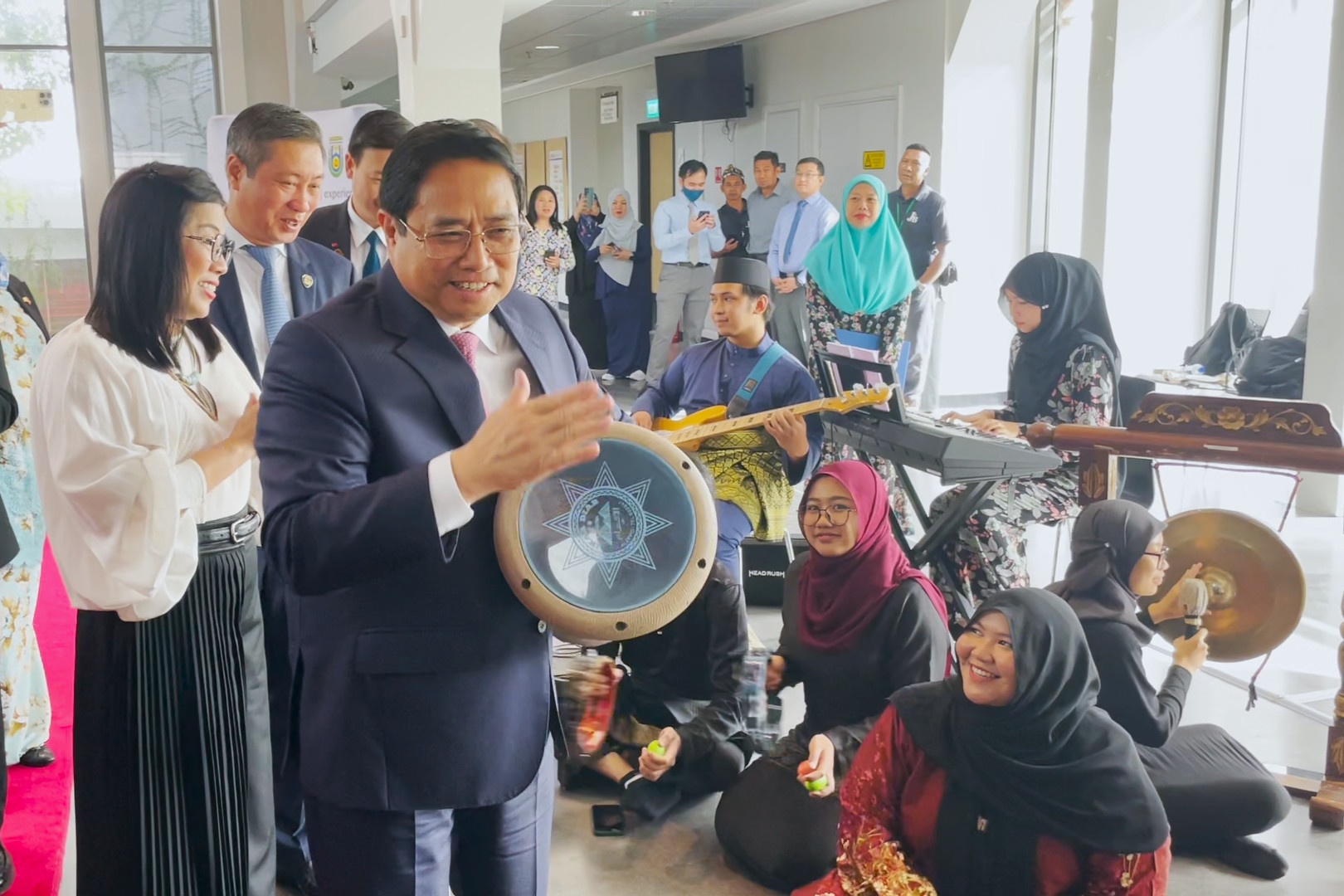 Thu tuong choi nhac cu truyen thong cung sinh vien Brunei hinh anh