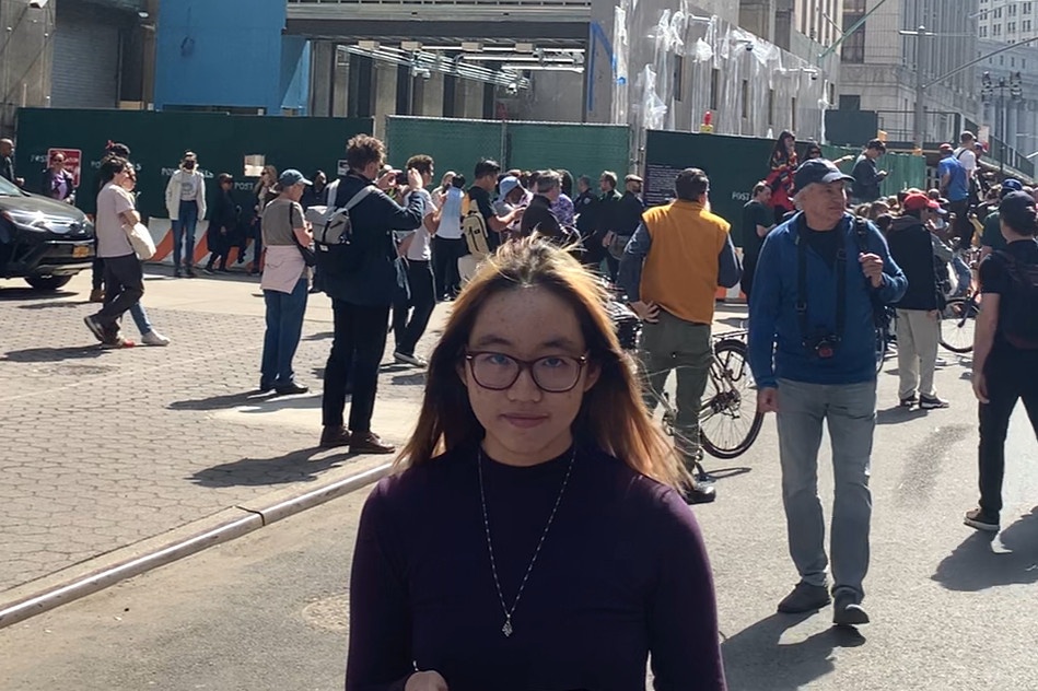 Zing tu New York: Tuc gian va vui mung trong ngay ong Trump bi truy to hinh anh