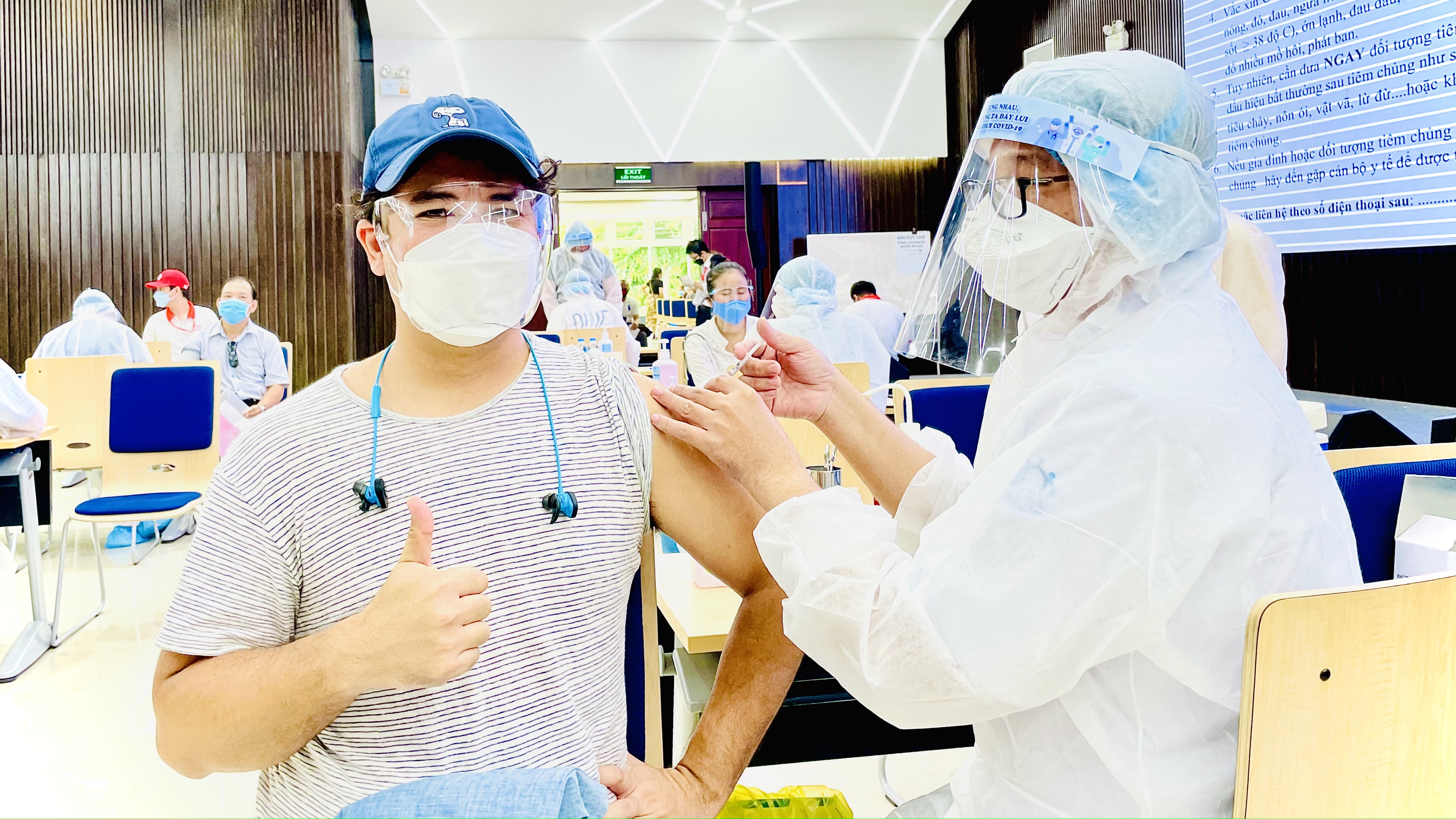 Nguoi nuoc ngoai noi ve trai nghiem tiem vaccine tai TP.HCM hinh anh