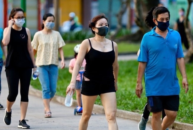 3 ngay gian cach, cu dan chung cu o TP.HCM van chay bo hinh anh