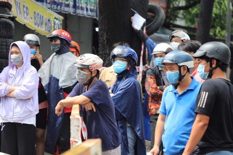 hang hoa dap nat khi vao TPHCM anh 3