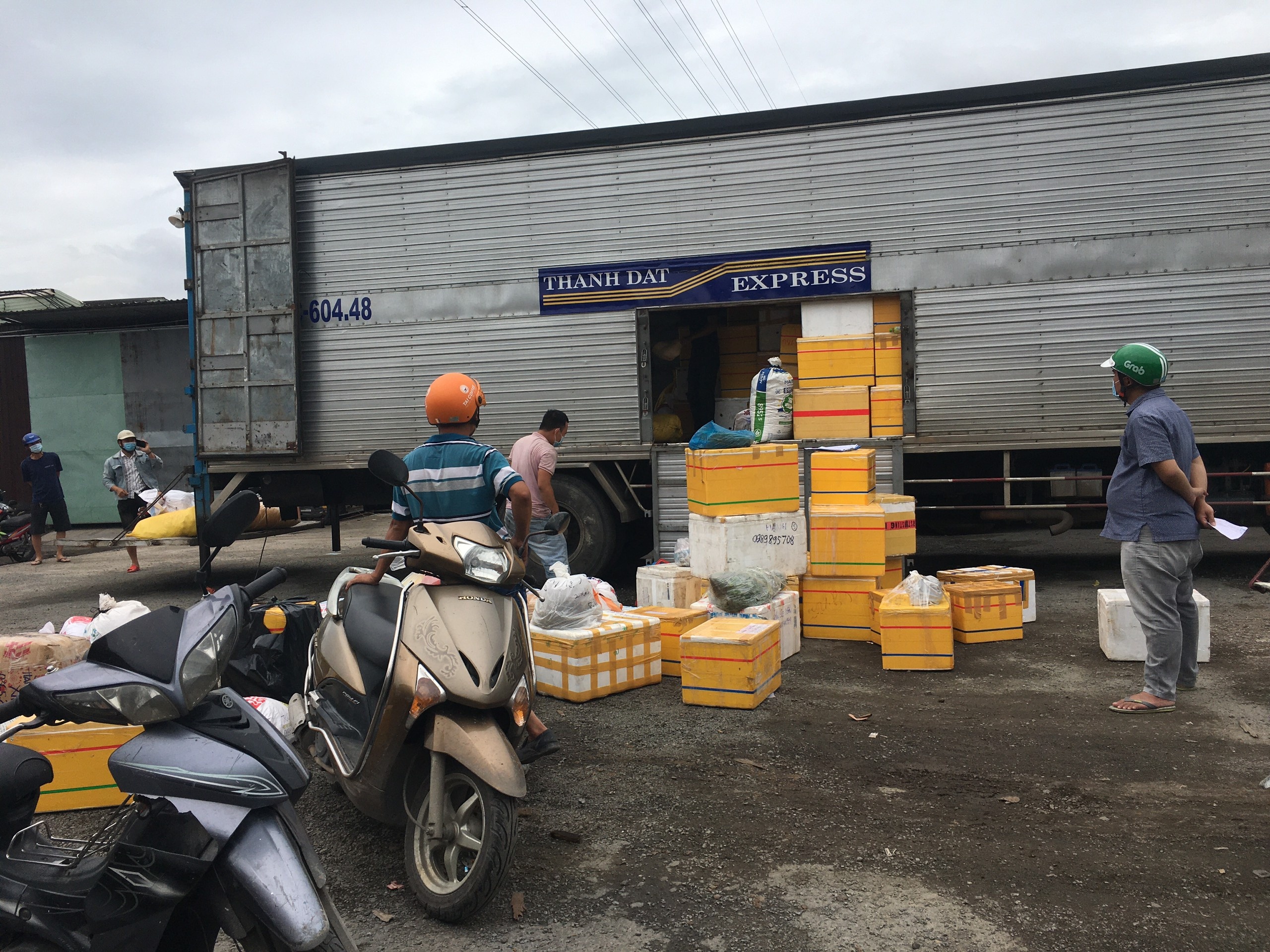 hang hoa dap nat khi vao TPHCM anh 2