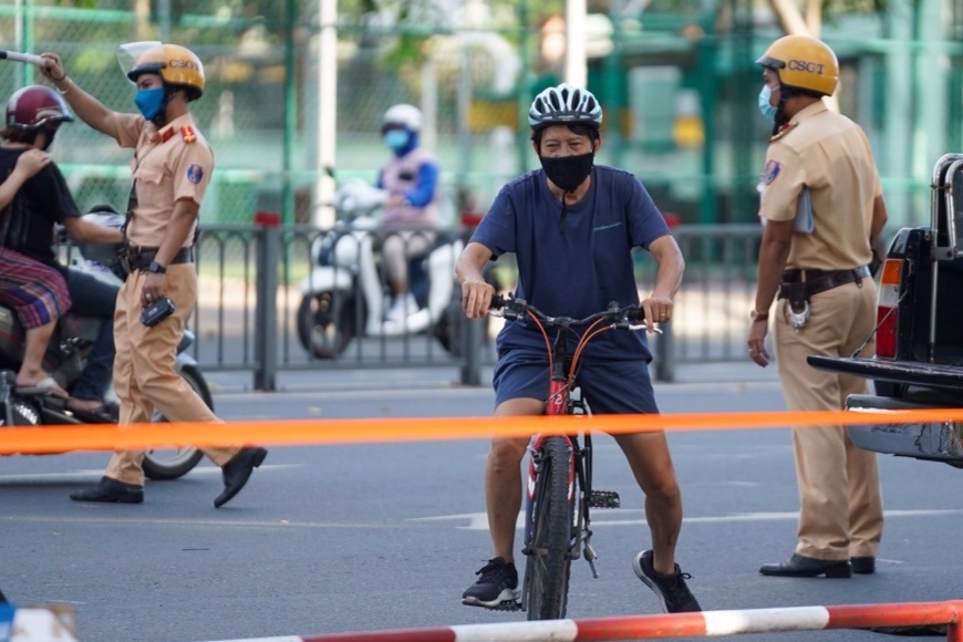 cu dan the duc o chung cu anh 1