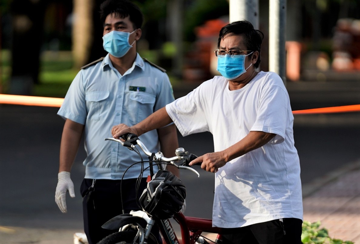 Cu dan Vinhomes Central Park van dap xe the duc giua dich hinh anh