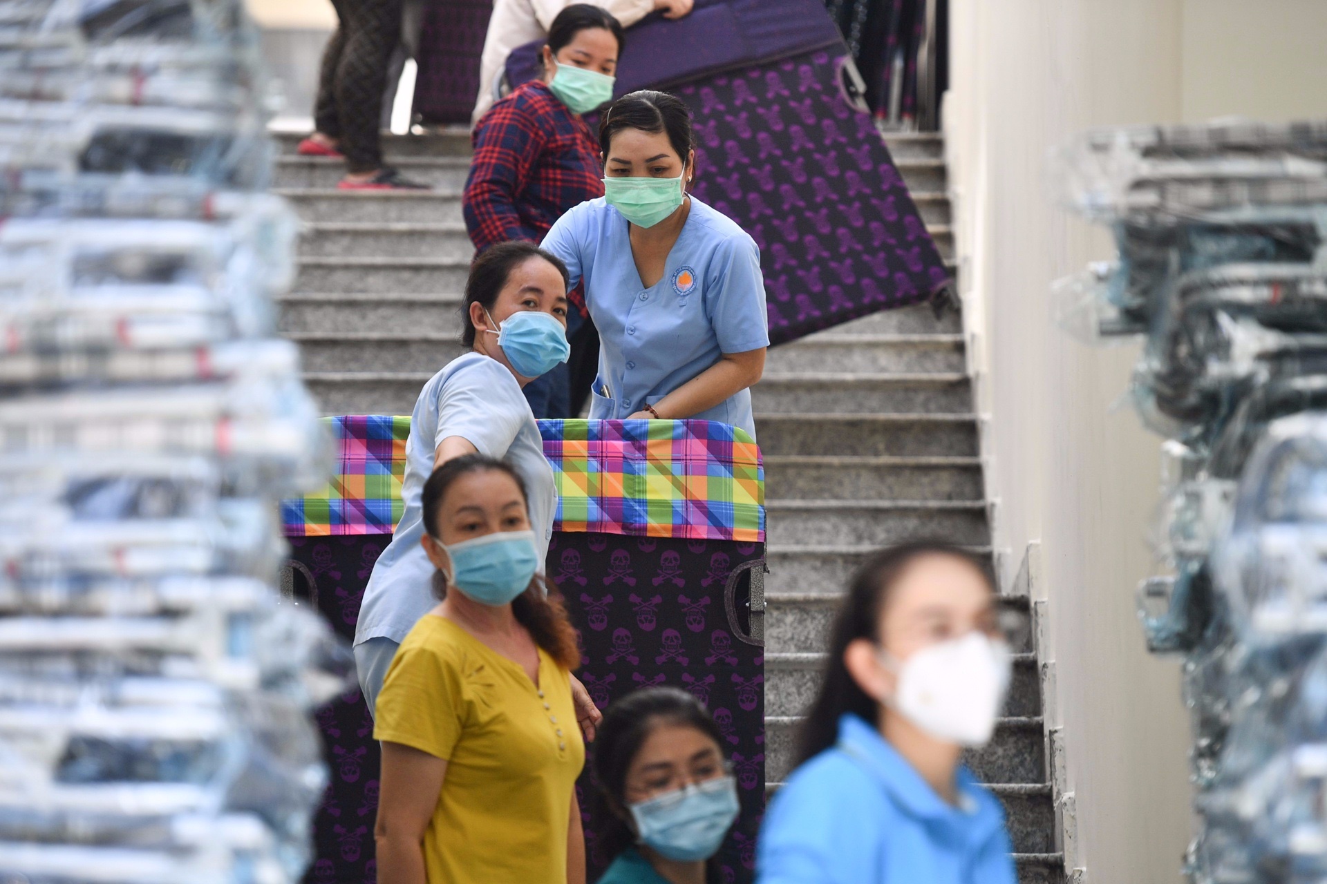 Dan chung cu o TP.HCM gop do, cho muon can ho ho tro chong dich hinh anh