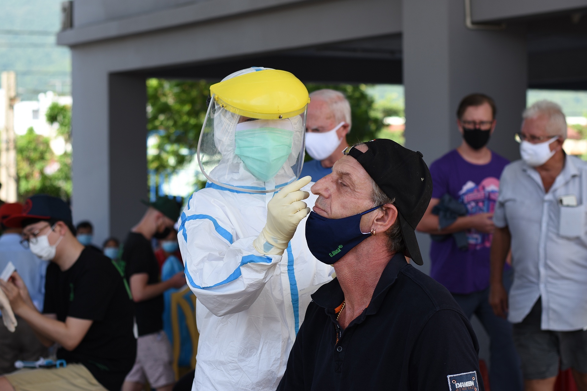 nguoi nuoc ngoai doi pho tin gia anh 2