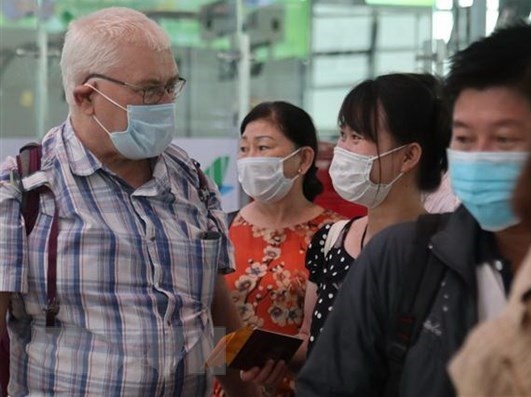 Nguoi nuoc ngoai o TP.HCM ung pho truoc tin gia ve Covid-19 hinh anh