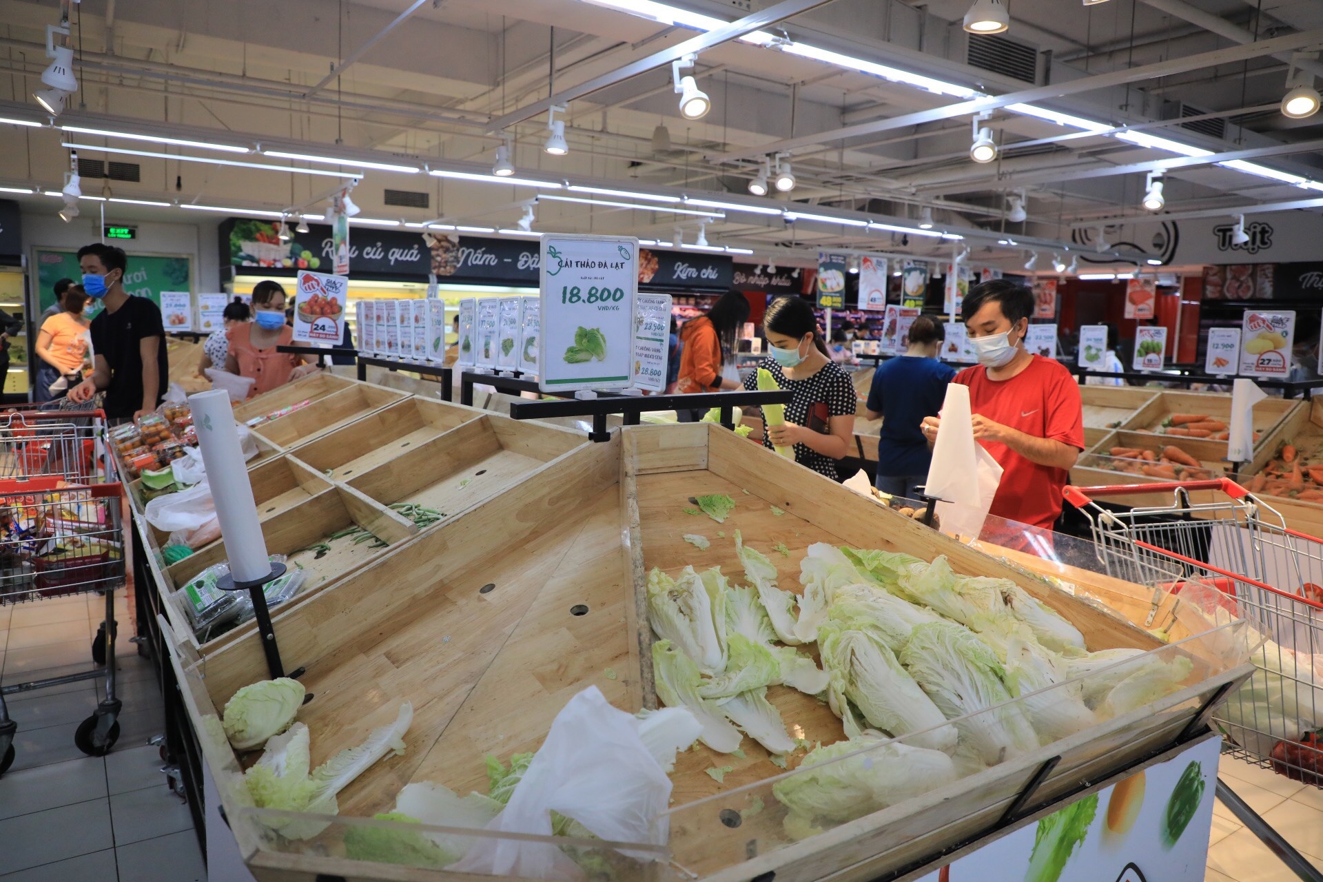 cu dan gom hang mua dich anh 1