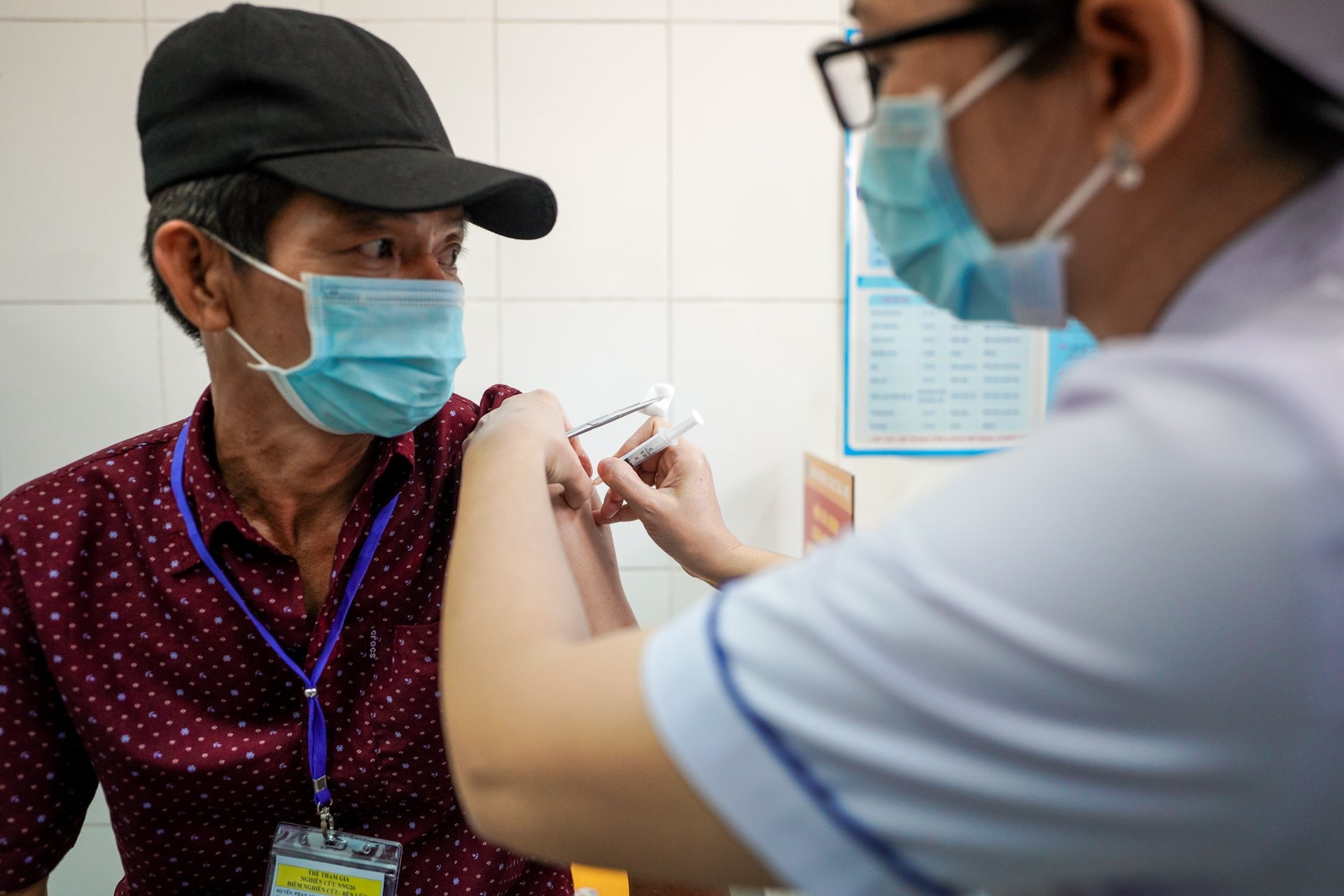 Cu dan lon tuoi o TP.HCM mong cho duoc tiem vaccine ngua Covid-19 hinh anh