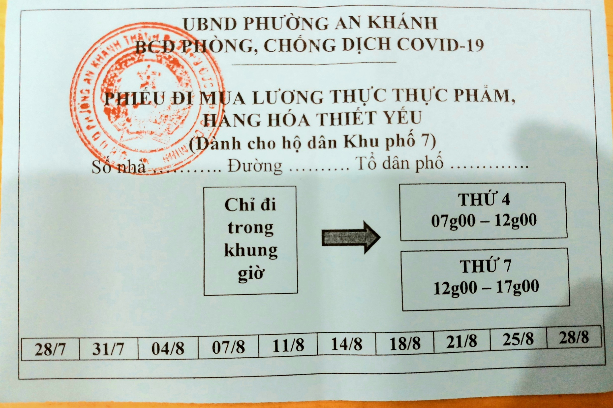 cu dan duoc phat phieu di cho anh 2