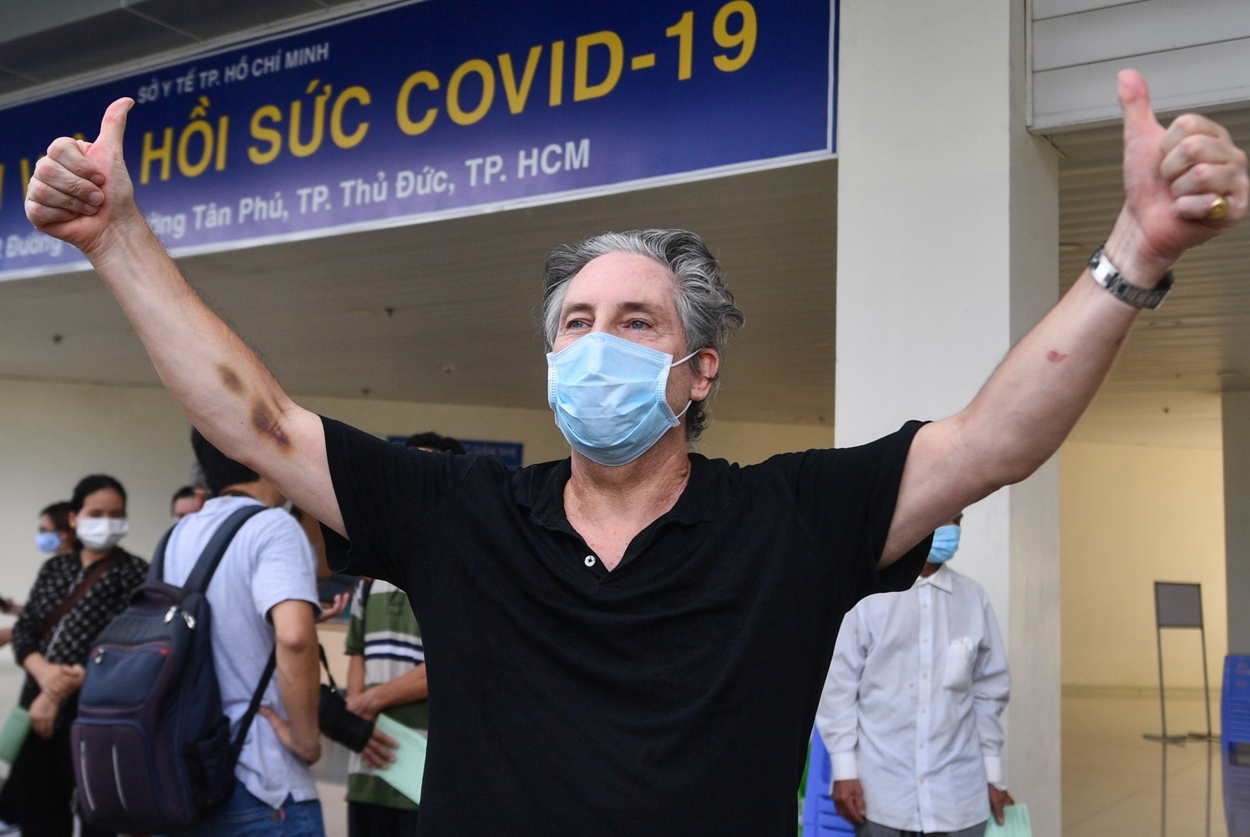 Chuyen gia nguoi Anh ke ve hanh trinh chua Covid-19 o TP.HCM hinh anh