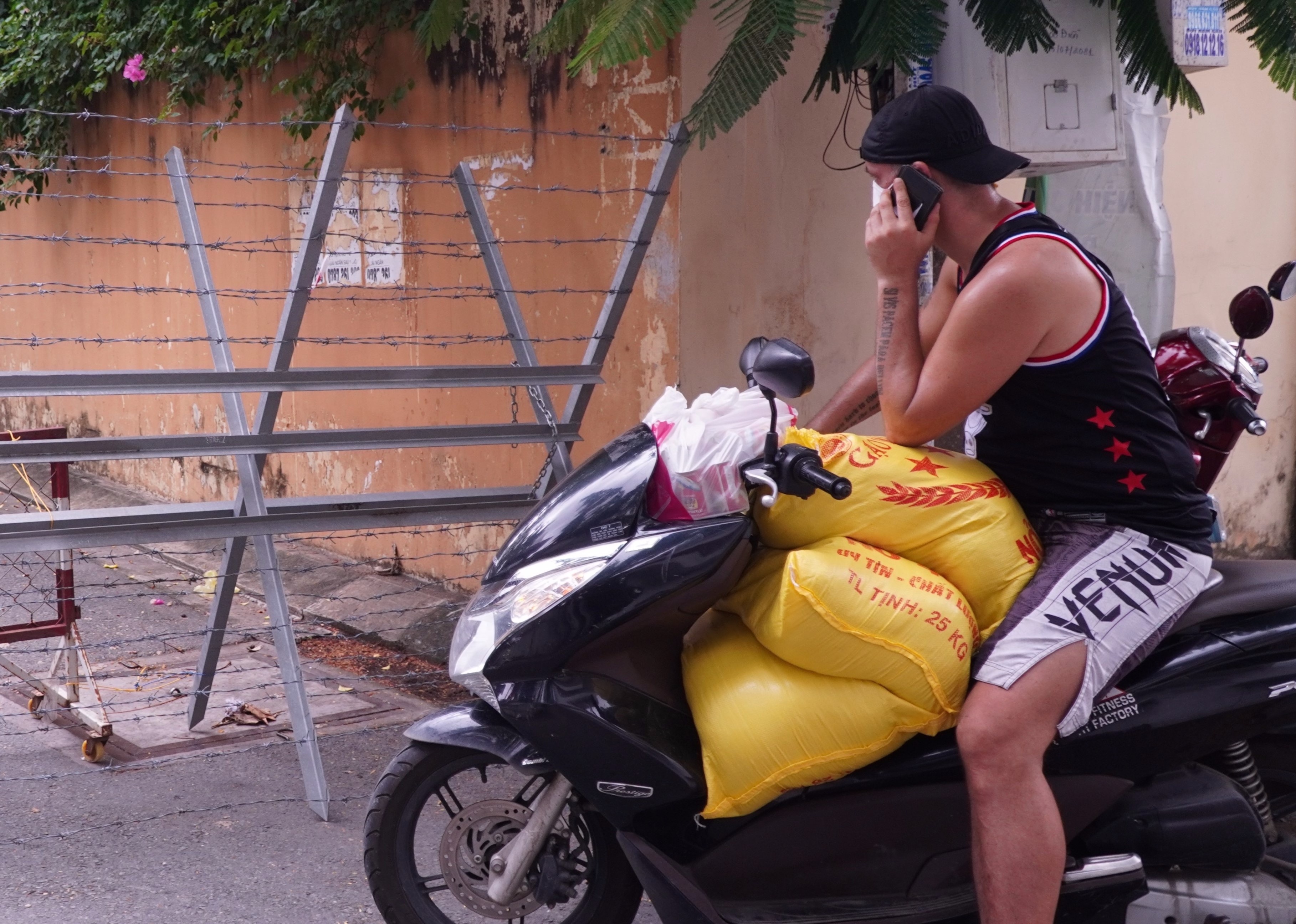 Ong Tay o TP.HCM lam shipper 0 dong hinh anh