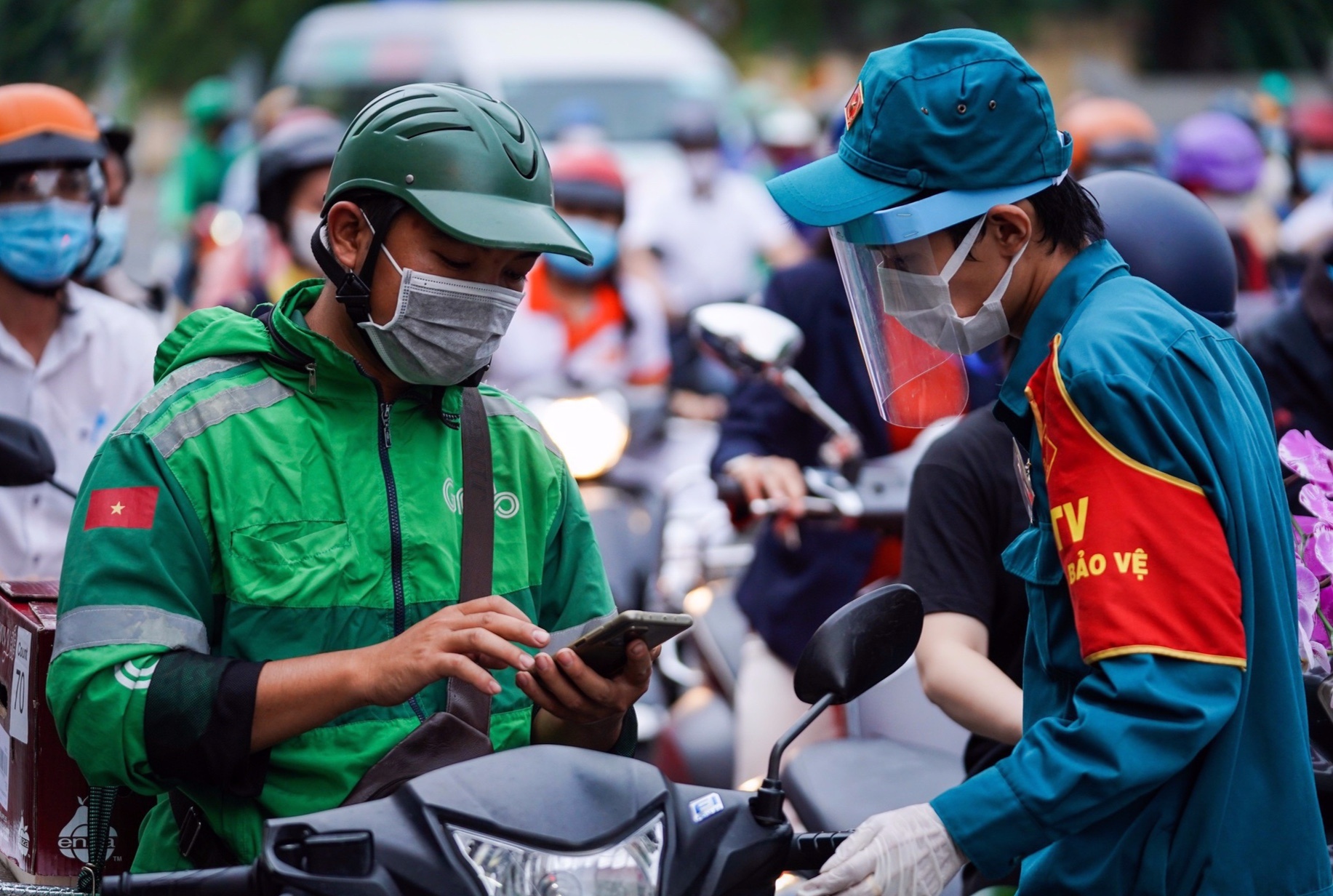 Shipper o TP.HCM nhan nhieu don hang khi duoc giao lien quan hinh anh