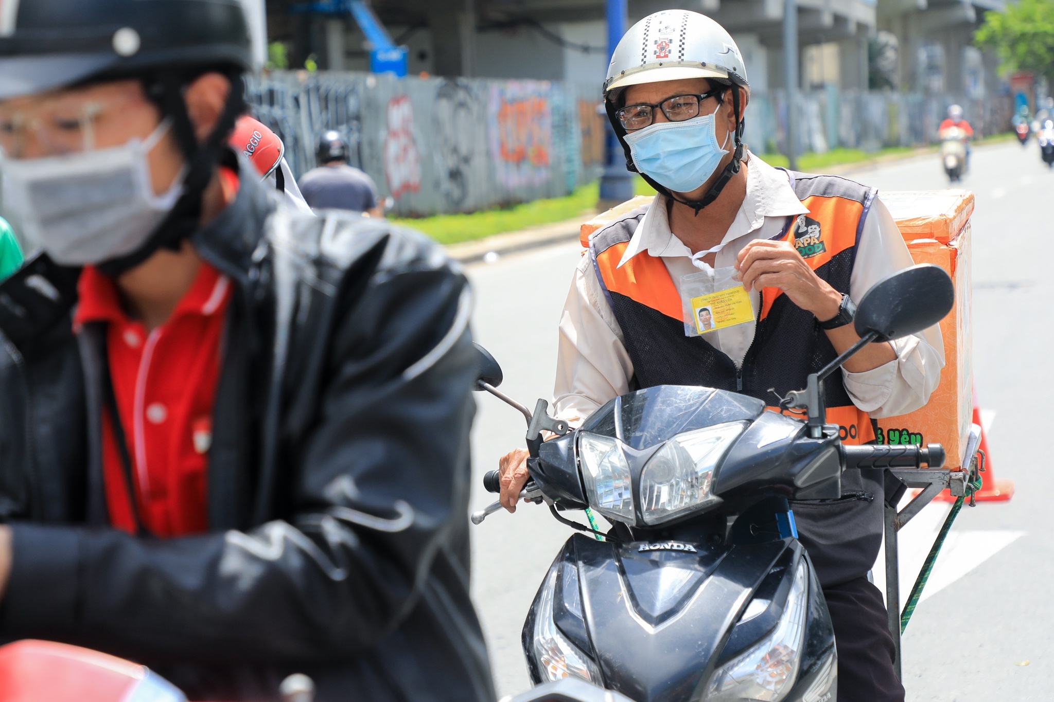 nguoi dan giao nhan hang lien quan anh 2