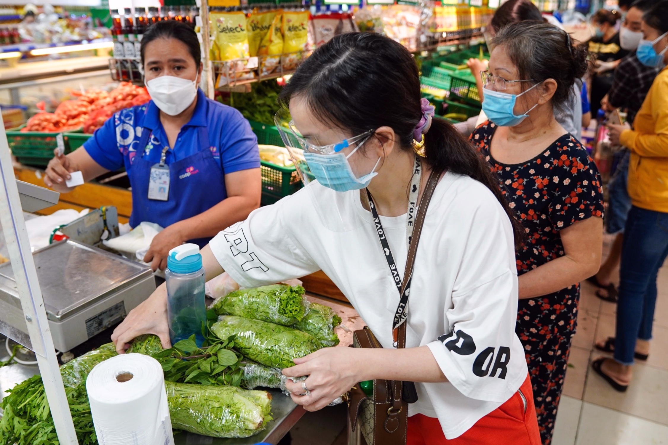 phuong thao dien di cho ho anh 1