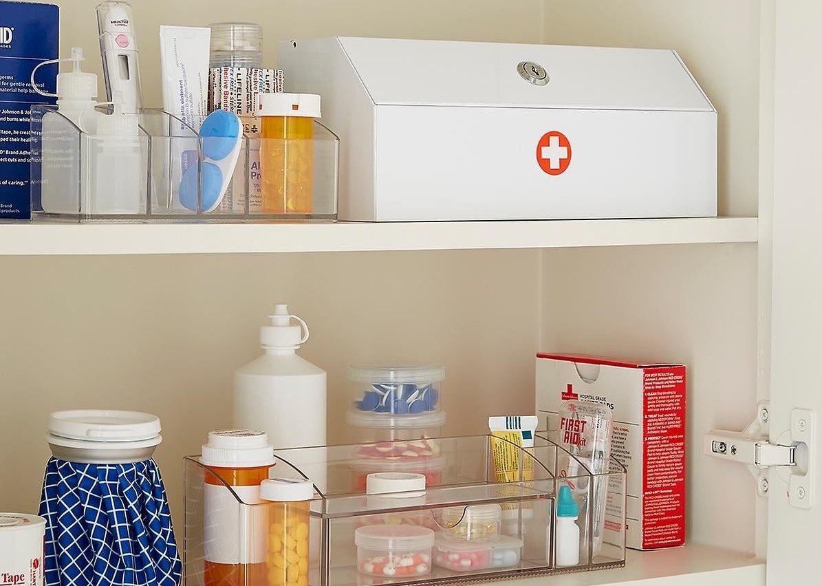 mua thuoc chua benh cho cu dan anh 1