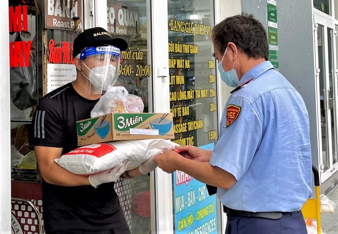 Dan chung cu TP.HCM ho tro bao ve, nhan vien tap vu giua dich hinh anh