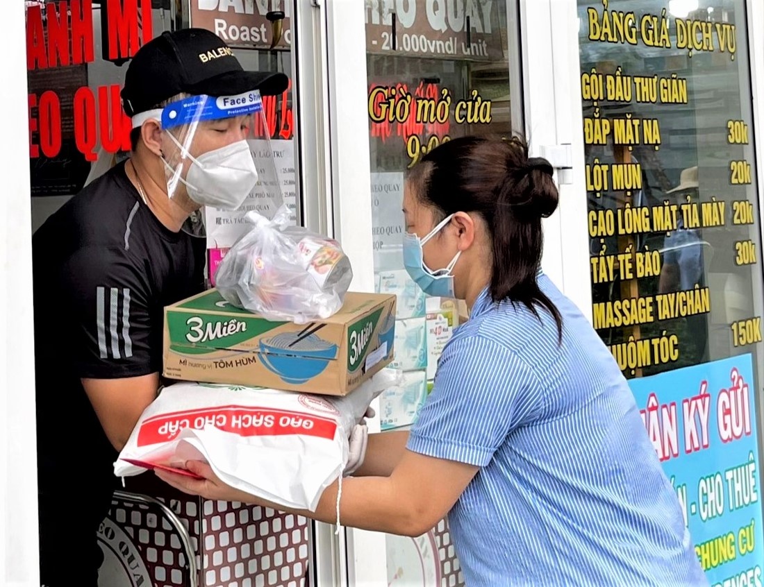 cu dan ho tro luc luong bao ve anh 1