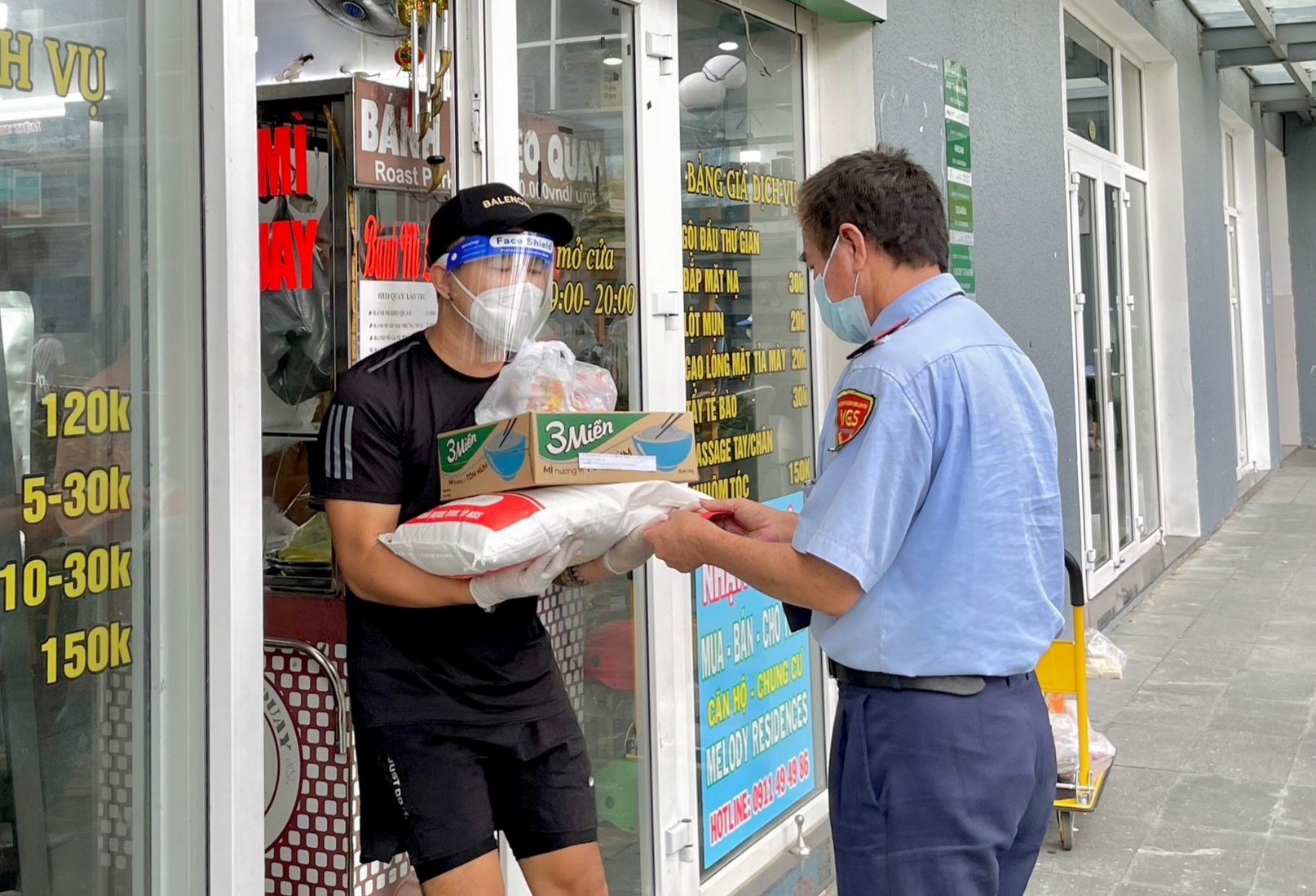 cu dan ho tro luc luong bao ve anh 2