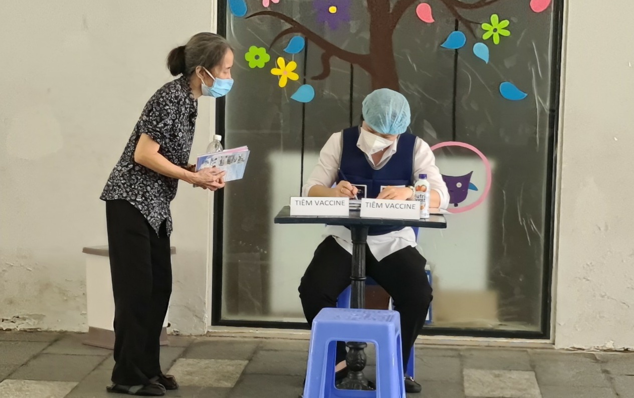 Den tan chung cu o TP.HCM tiem vaccine cho nguoi cao tuoi  hinh anh