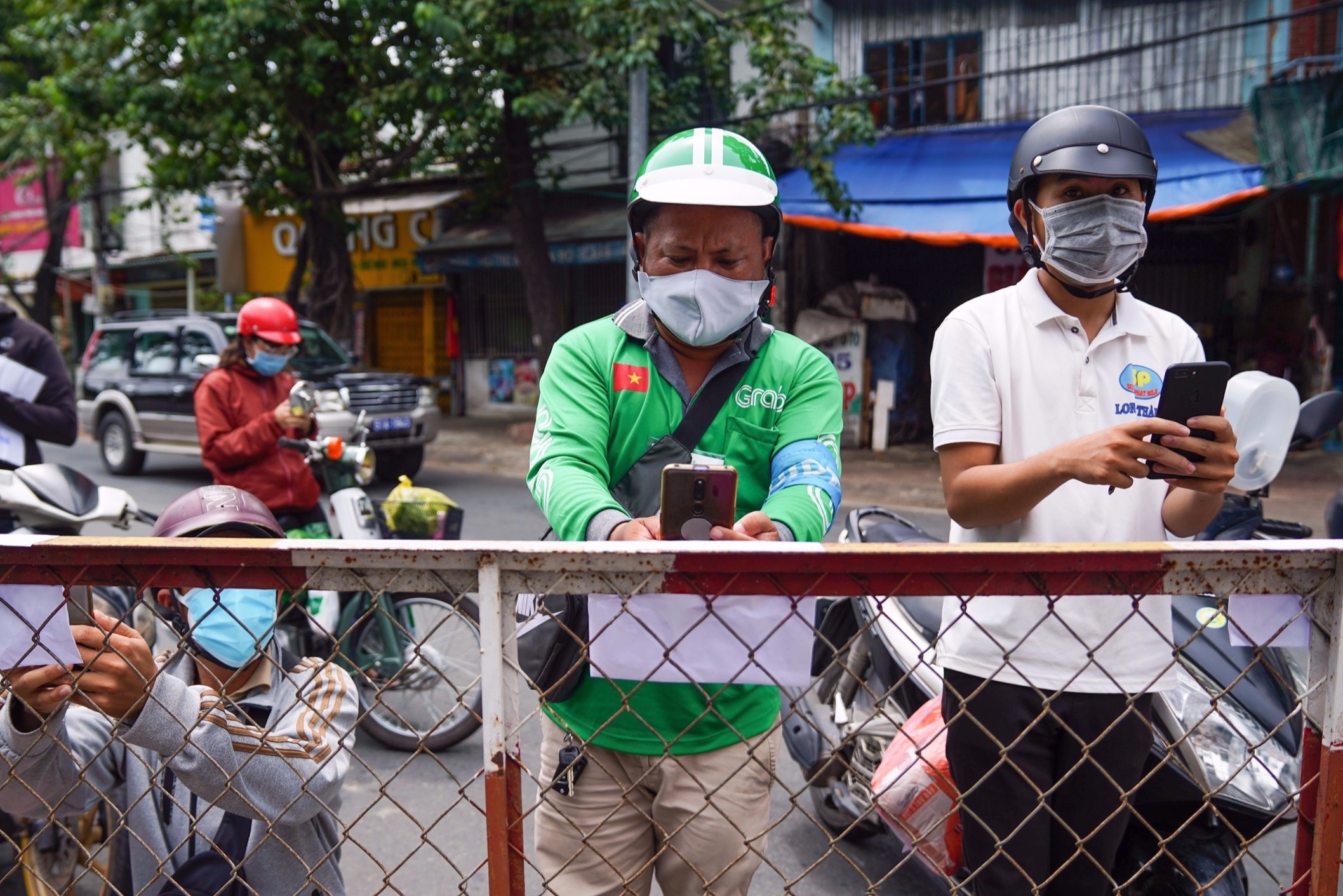 Chung cu o TP.HCM siet quan ly khi shipper duoc giao hang vao noi khu hinh anh