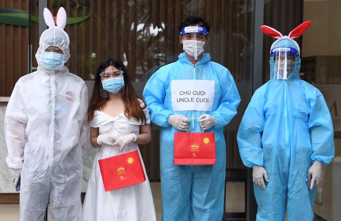 Cu dan o TP.HCM hoa chi Hang, chu Cuoi phat qua Trung thu hinh anh