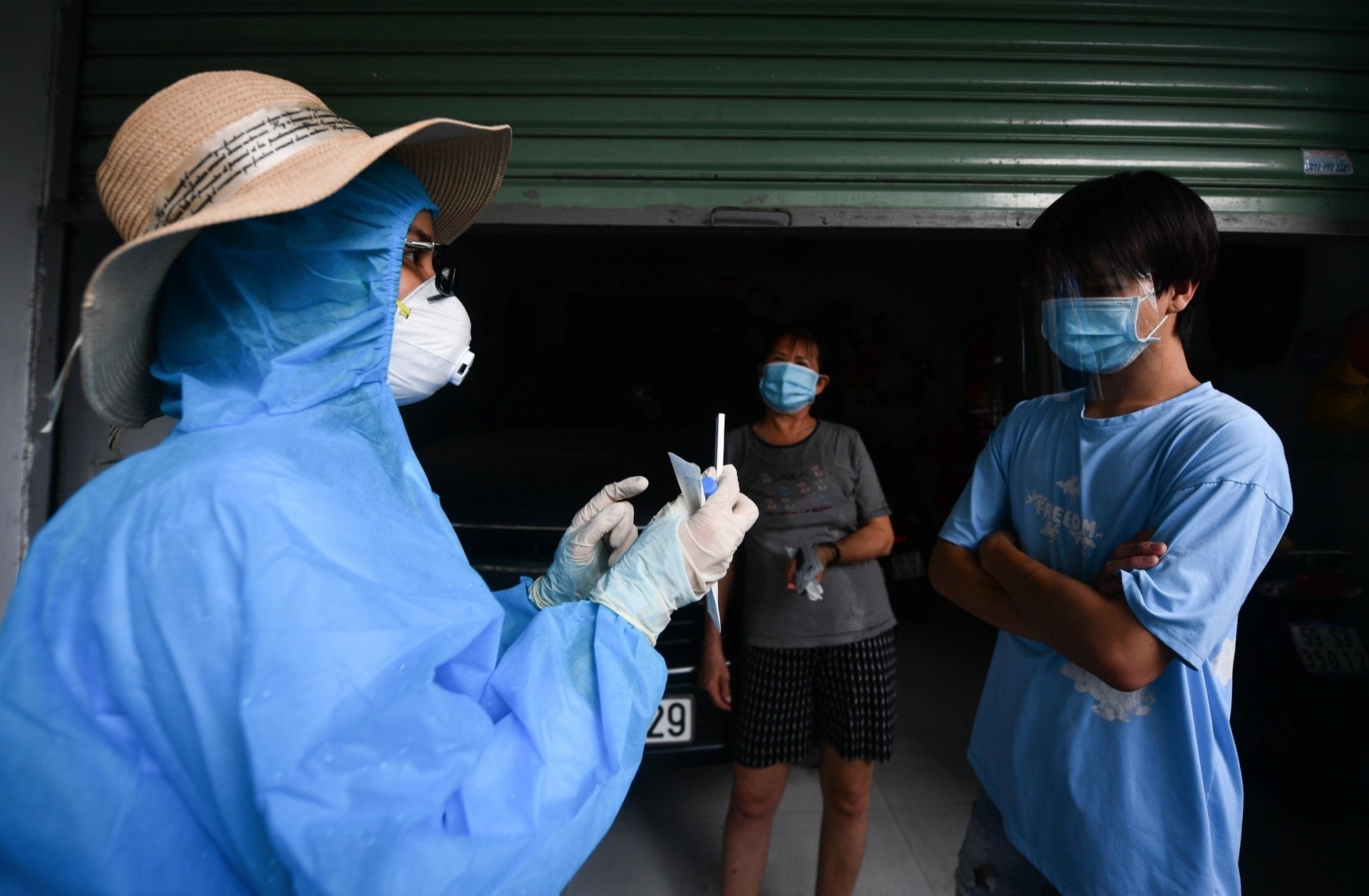 Hang tram cu dan chung cu o TP Thu Duc tu lay mau xet nghiem hinh anh