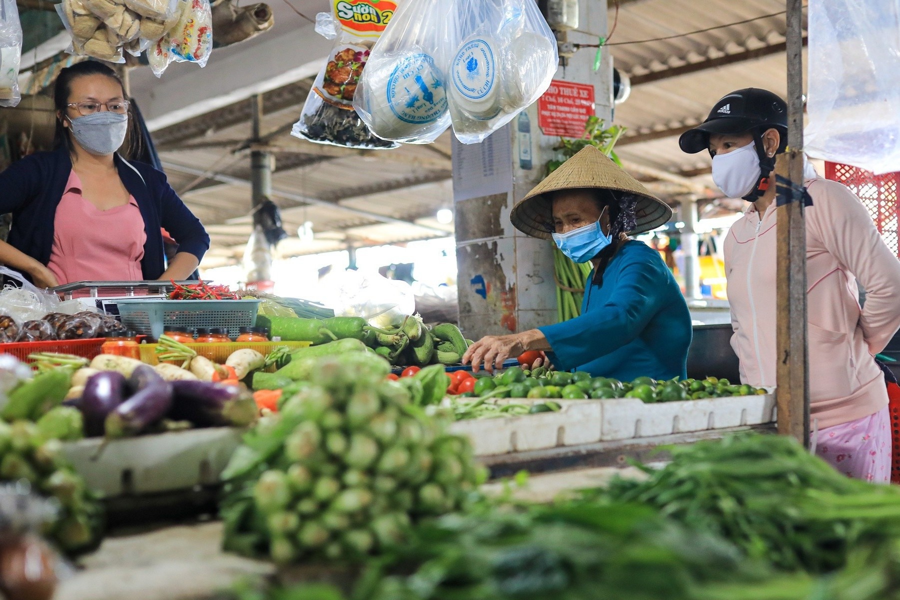 Tieu thuong TP.HCM mong cho som mo cua buon ban hinh anh