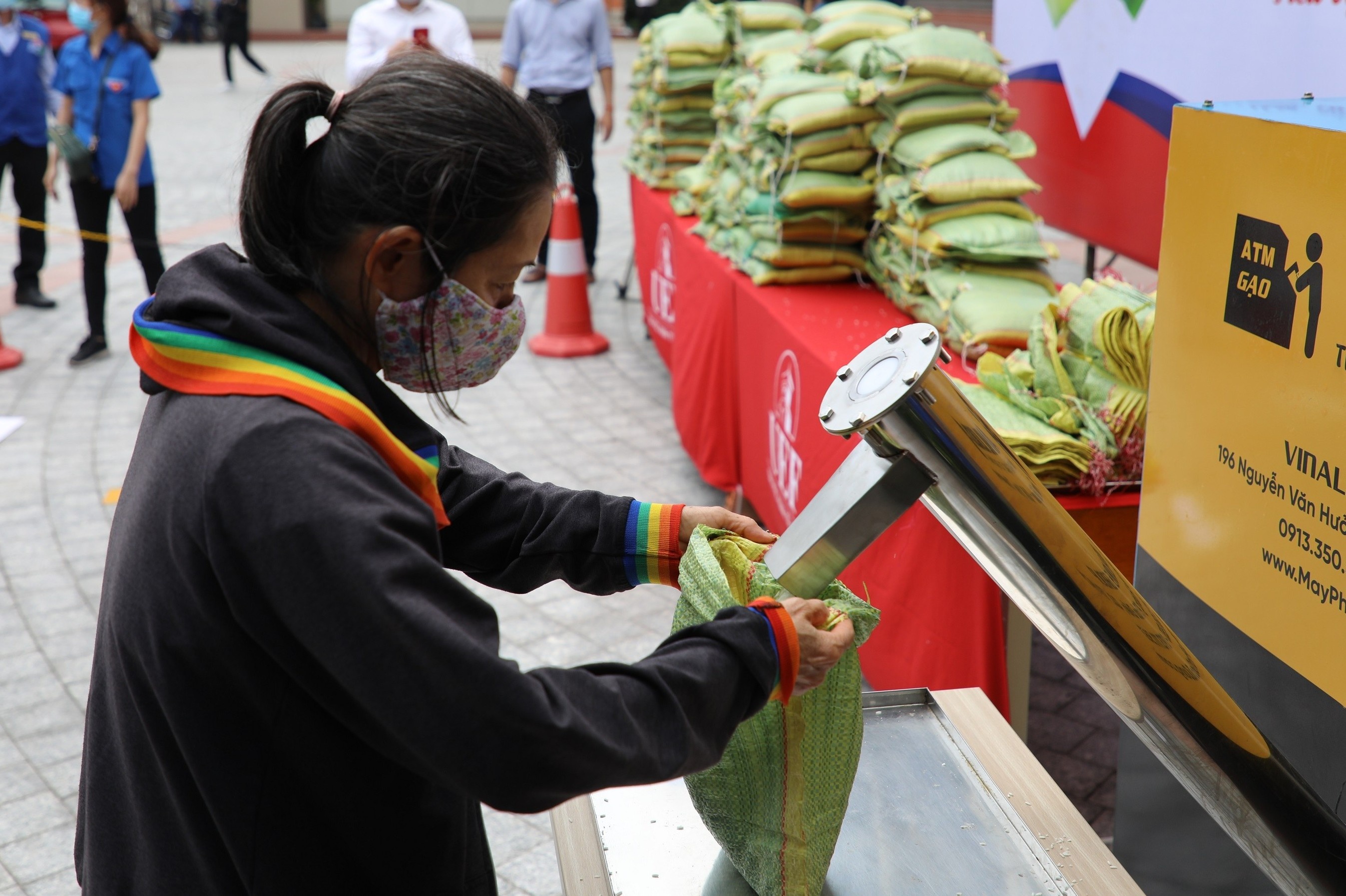 Thu hoi 22 tan gao ho tro cu dan Vinhomes Central Park hinh anh