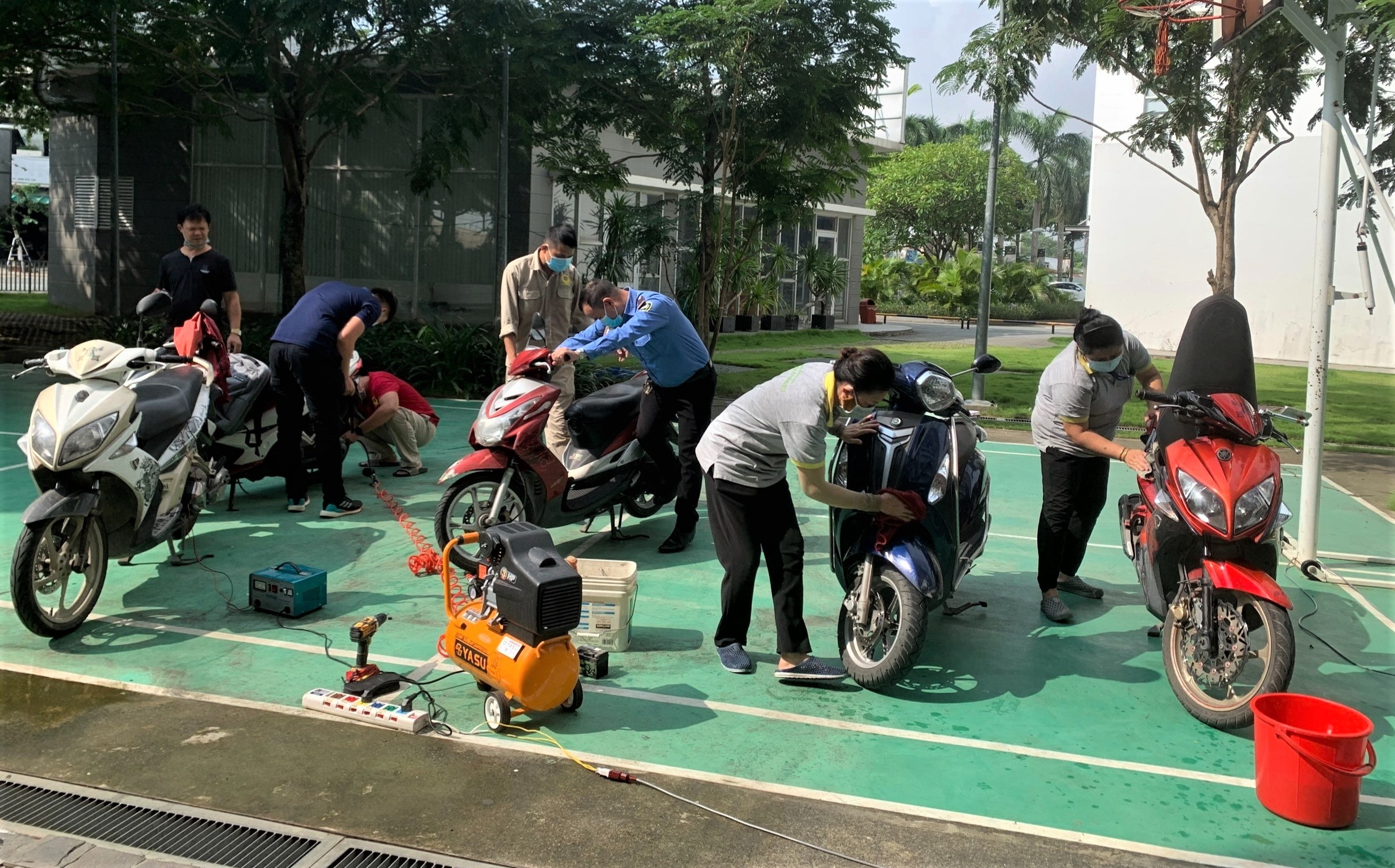 Cu dan o TP.HCM duoc bom lop, sua xe ngay tai chung cu hinh anh