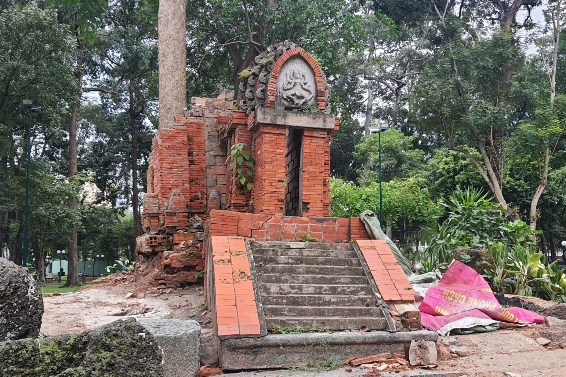 Thap Cham o cong vien Tao Dan bi cay de hu hai hinh anh