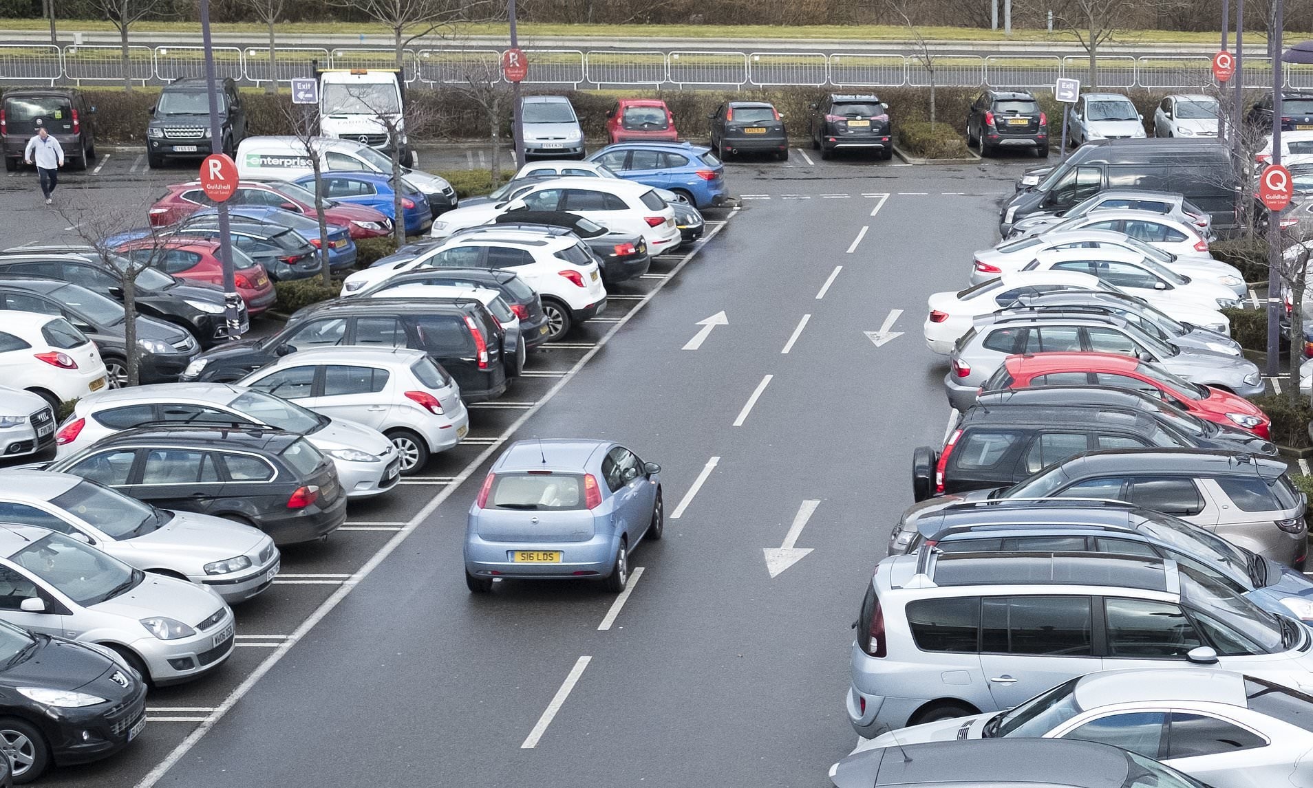 Cu dan tim giai phap tam thoi khi thieu cho de o ham xe hinh anh