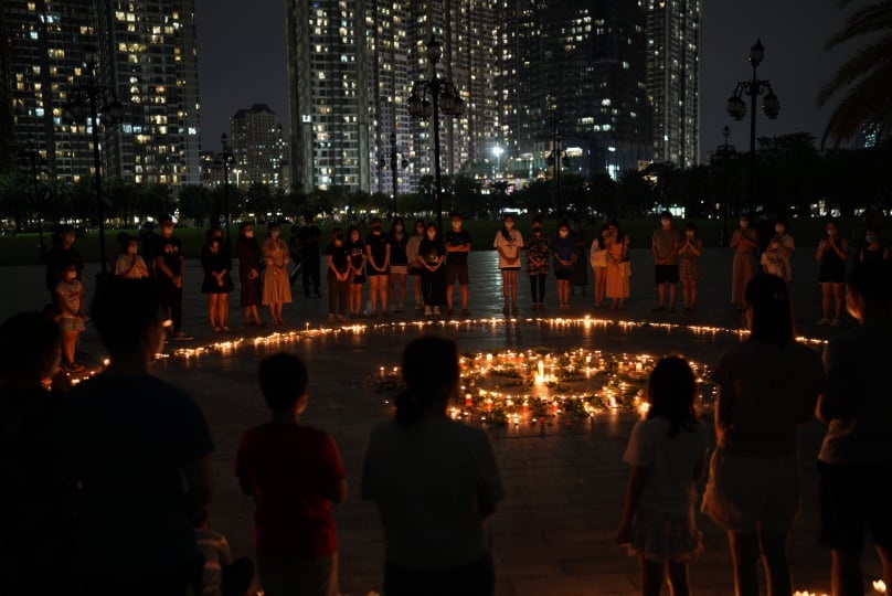 Cu dan chung cu TP.HCM thap nen tuong nho nguoi mat vi Covid-19 anh 2