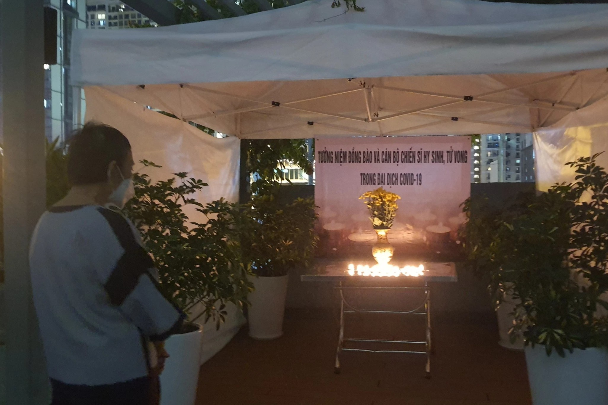 Cu dan chung cu TP.HCM thap nen tuong nho nguoi mat vi Covid-19 anh 4