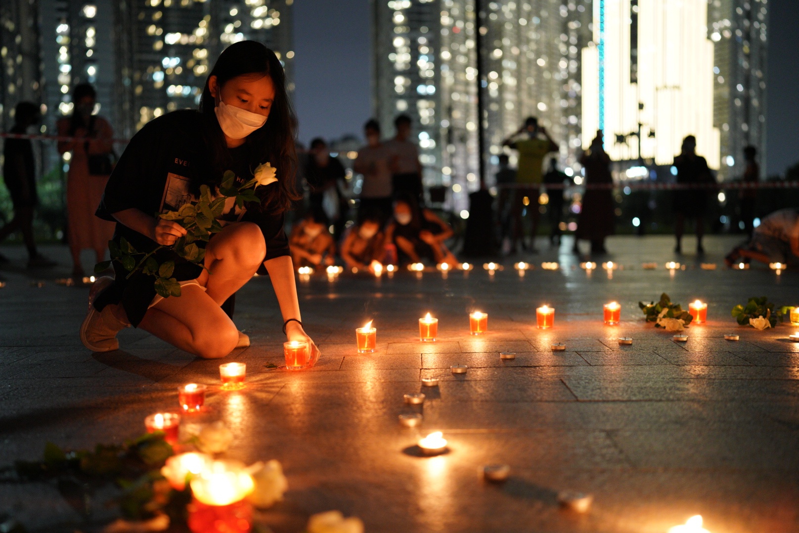 Cu dan chung cu o TP.HCM thap nen tuong nho nguoi mat vi Covid-19 hinh anh