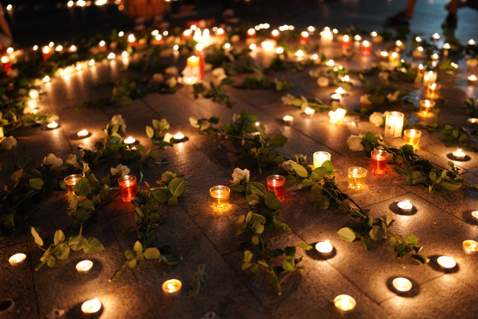 Cu dan chung cu TP.HCM thap nen tuong nho nguoi mat vi Covid-19 anh 3