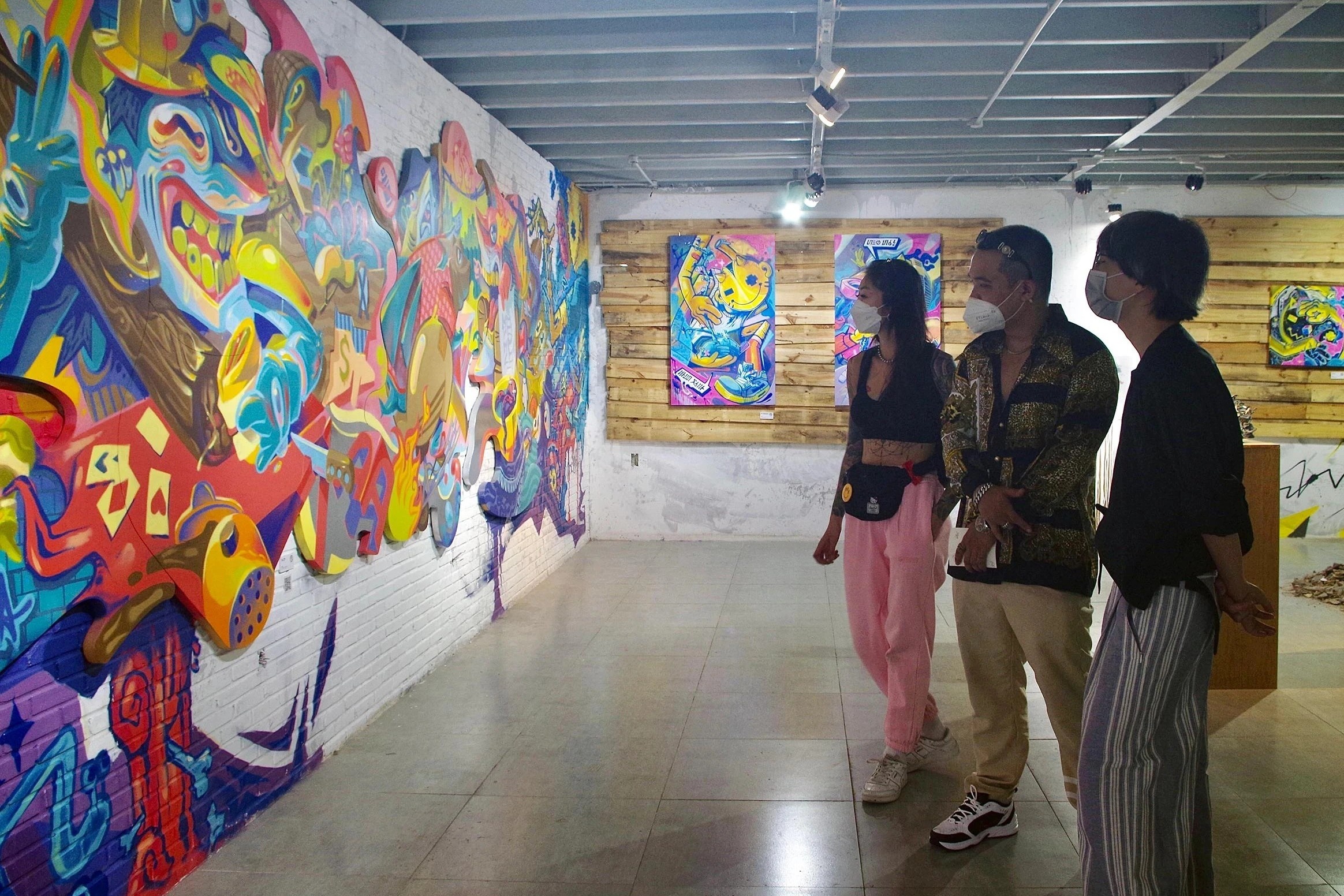 Nhieu tranh tuong kho lon sap duoc ve tai trung tam TP.HCM hinh anh