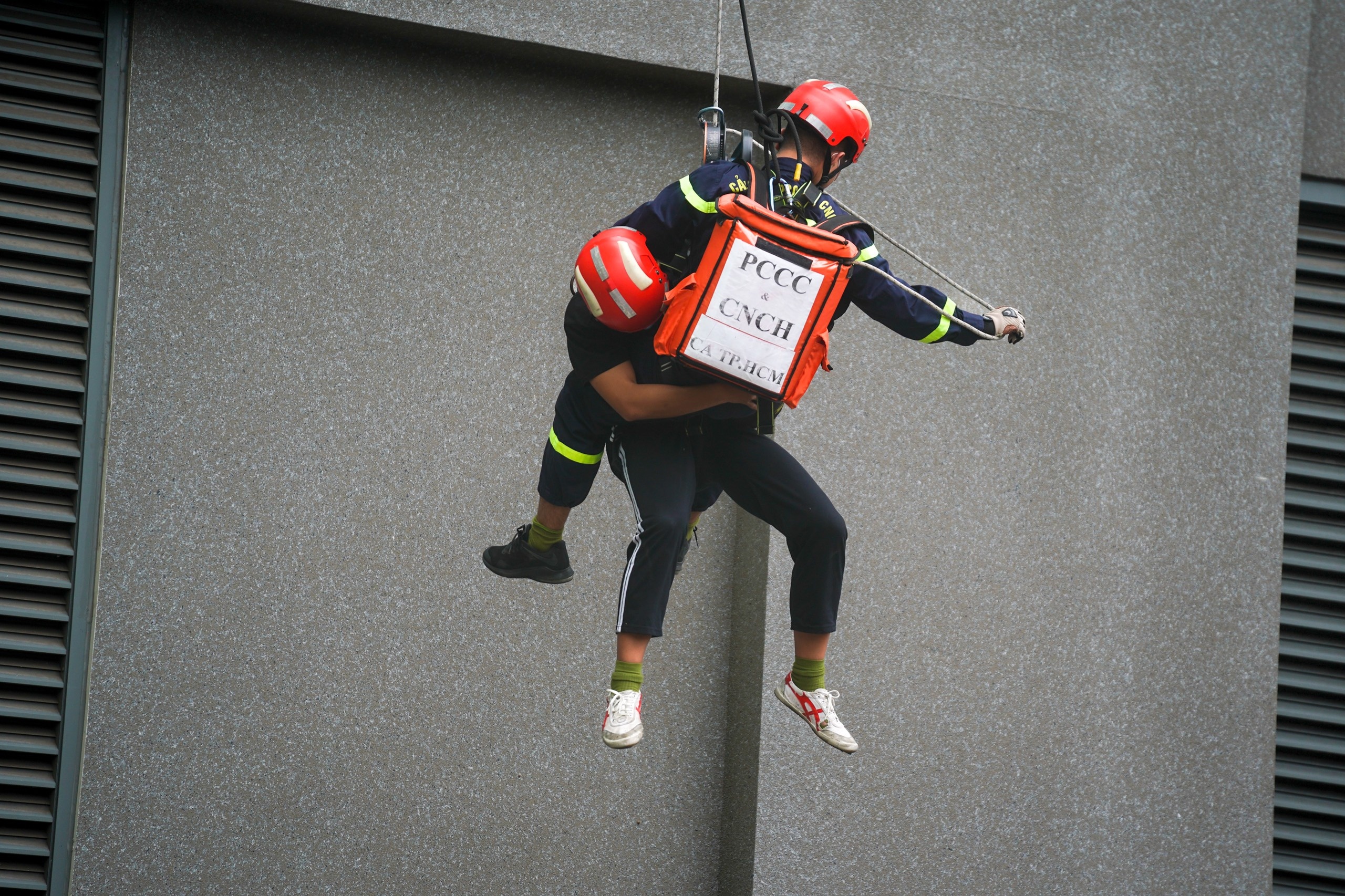 Dien tap chua chay tai can ho chung o TP.HCM anh 9