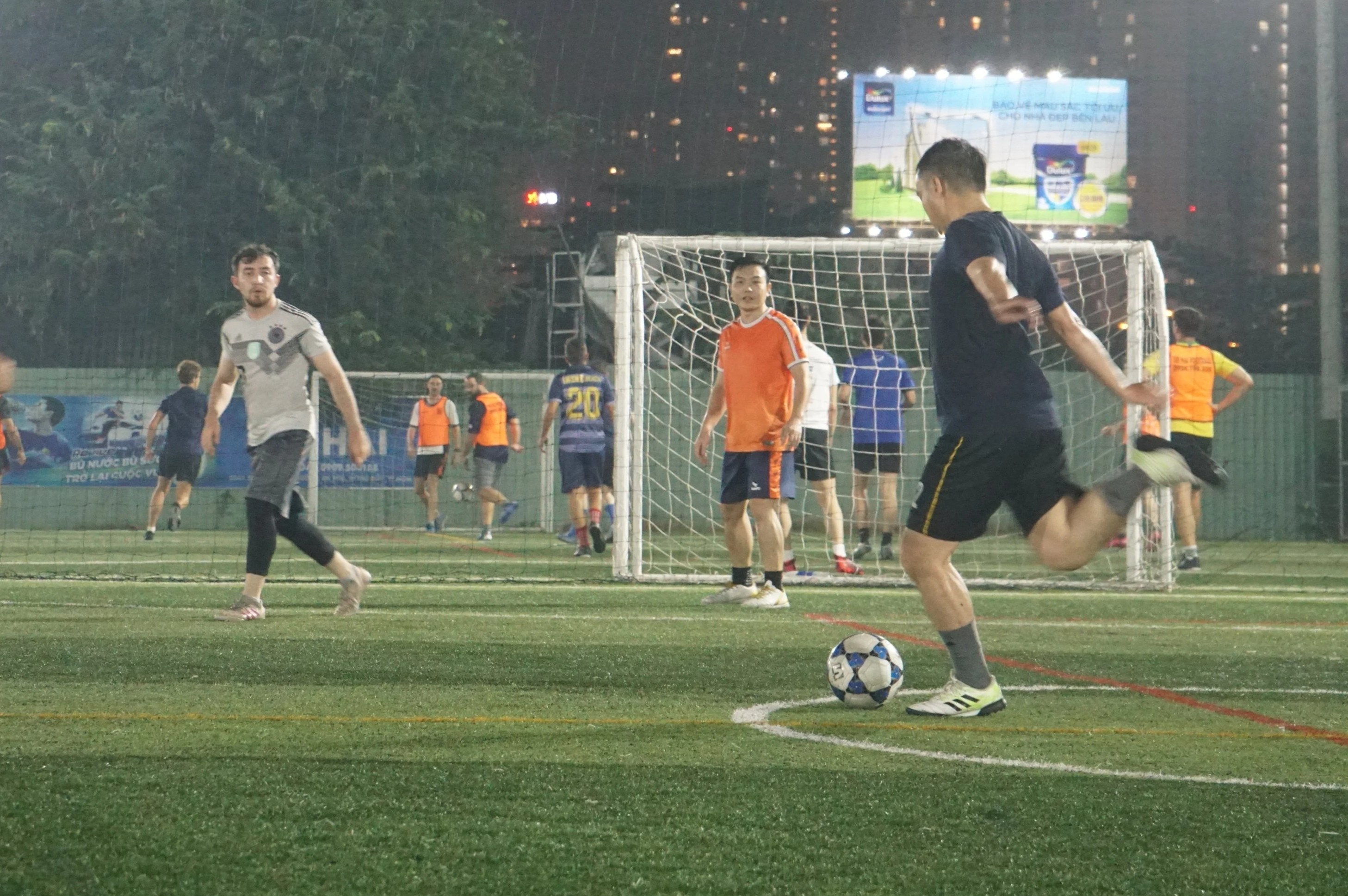 Dan chung cu o TP.HCM lap hoi tap luyen, da bong sau gio lam hinh anh